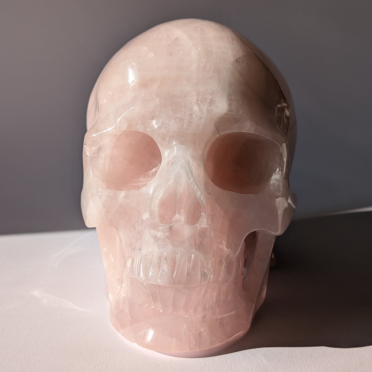 Monumentaler Kristallschädel "Berghol" (fast 5kg) aus sanft leuchtendem Rosenquarz.
