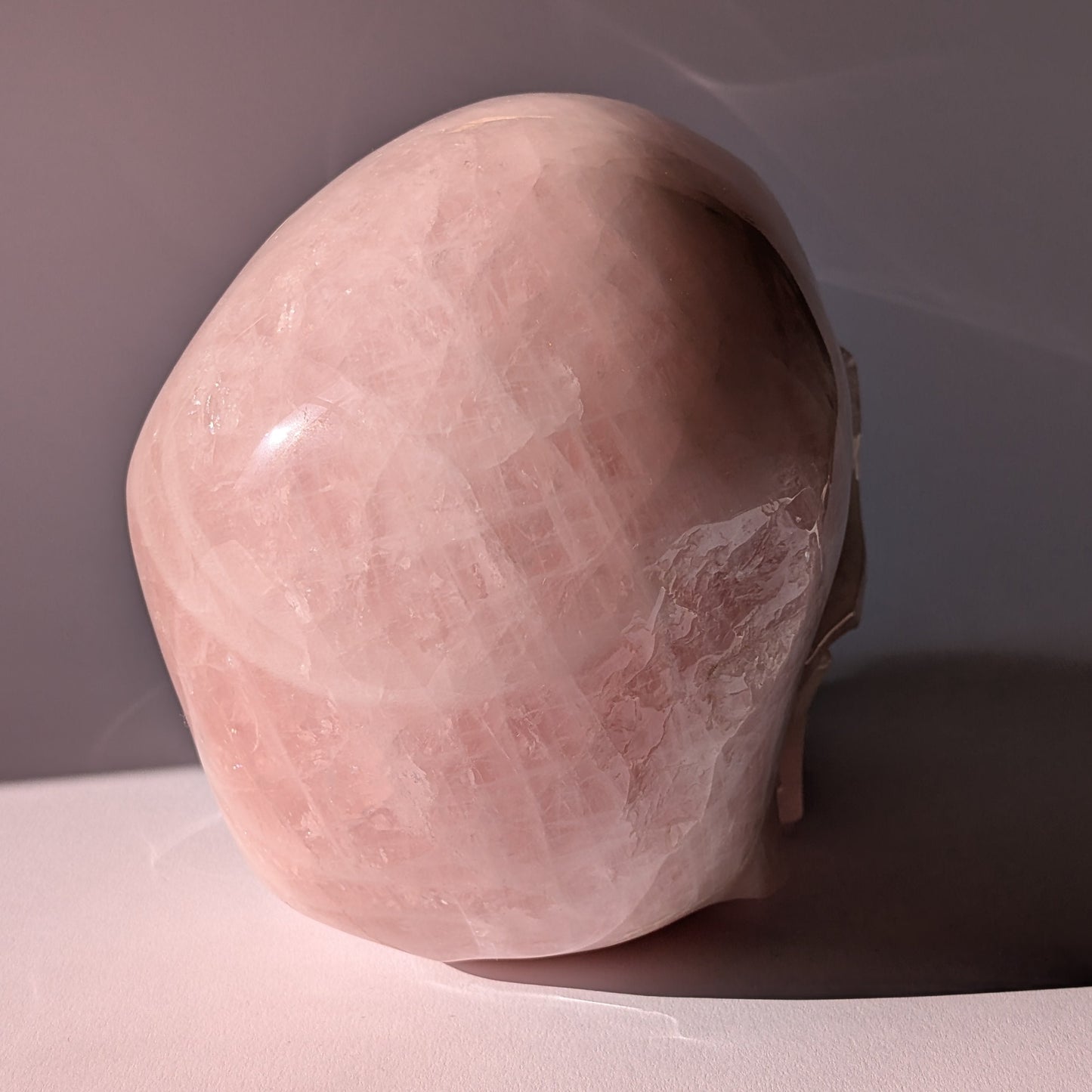 Monumentaler Kristallschädel "Berghol" (fast 5kg) aus sanft leuchtendem Rosenquarz.