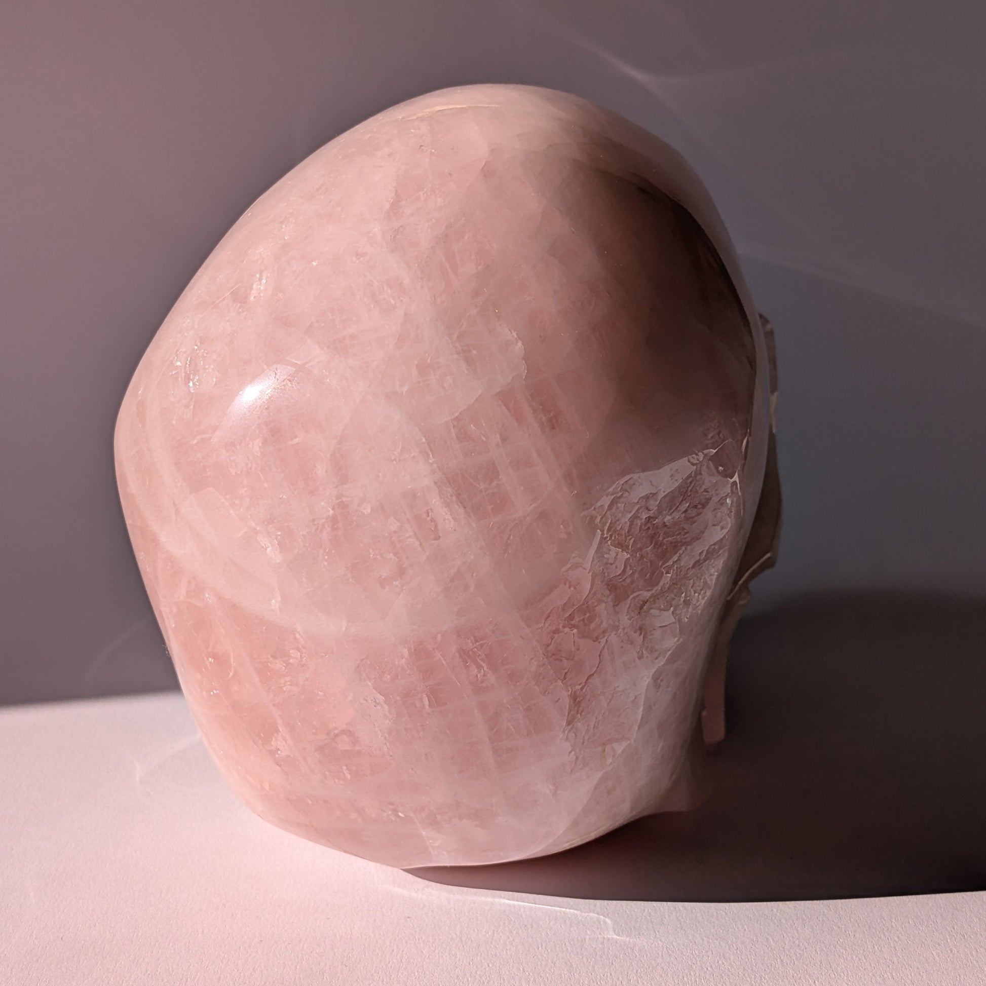 Monumentaler Kristallschädel "Berghol" (fast 5kg) aus sanft leuchtendem Rosenquarz.