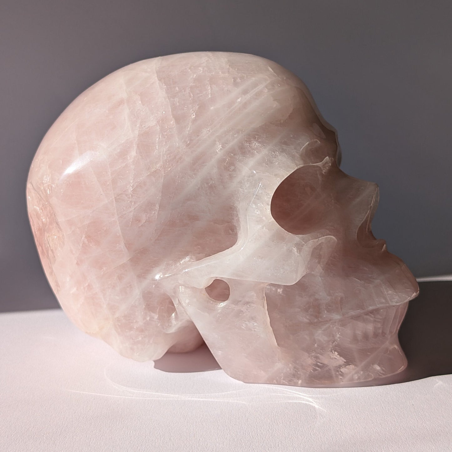Monumentaler Kristallschädel "Berghol" (fast 5kg) aus sanft leuchtendem Rosenquarz.