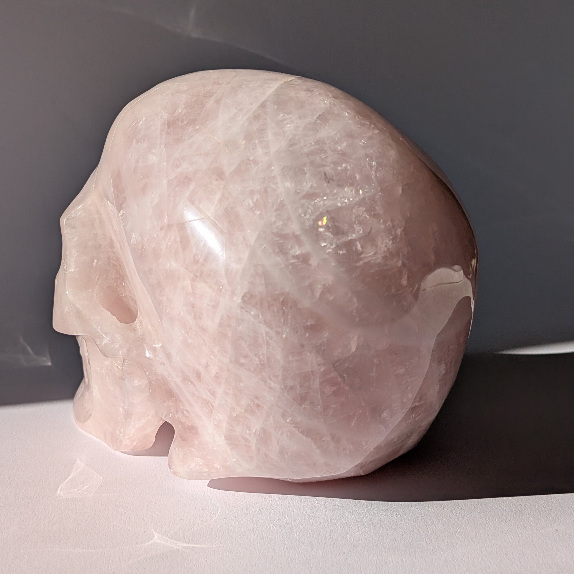 Monumentaler Kristallschädel "Berghol" (fast 5kg) aus sanft leuchtendem Rosenquarz.