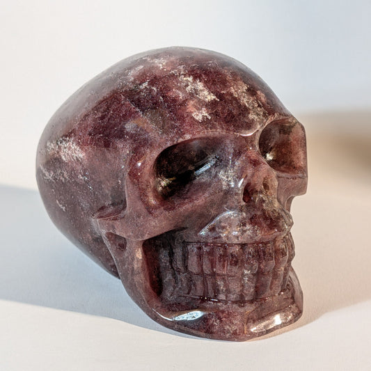 Monumentaler, handgeschnitzter Kristallschädel Antorus aus pflaumenfarbenem Lepidolith (Mischkristall-Matrix), 1778 Gramm schwer, für tiefen Stressabbau.