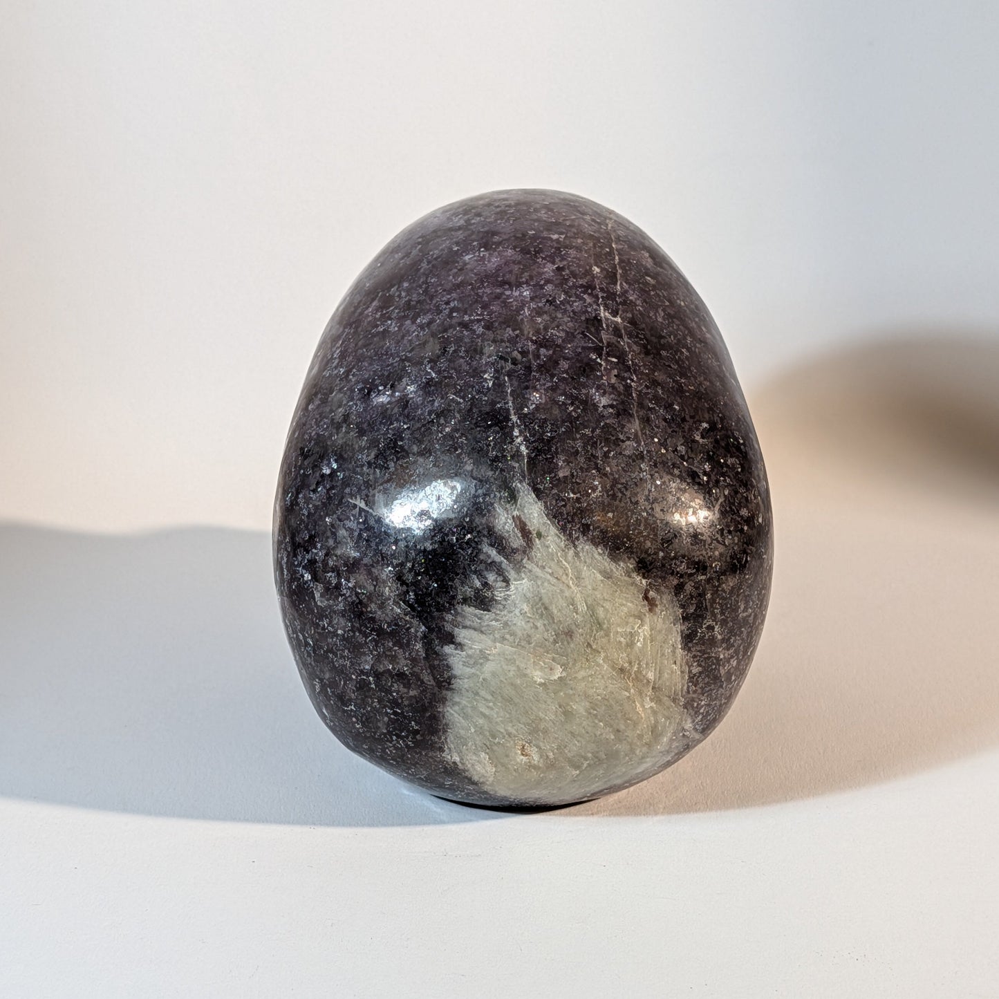 Monumentaler, handgeschnitzter Kristallschädel Corey aus violettem Lepidolith (Mischkristall-Matrix), 1810 Gramm schwer, mit weißen Einschlüssen für Stressabbau.