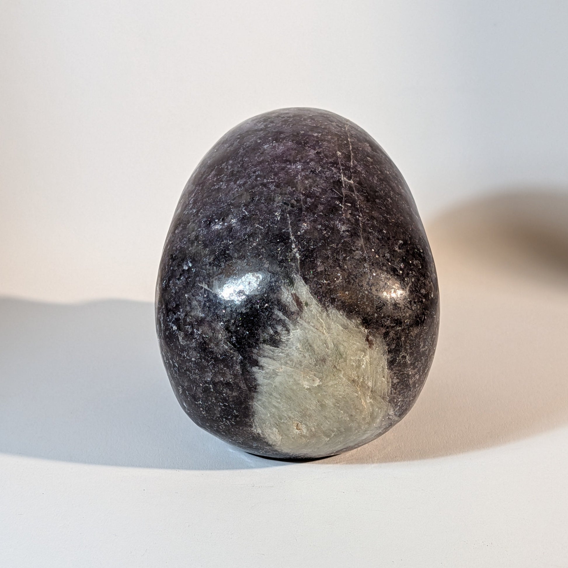 Monumentaler, handgeschnitzter Kristallschädel Corey aus violettem Lepidolith (Mischkristall-Matrix), 1810 Gramm schwer, mit weißen Einschlüssen für Stressabbau.