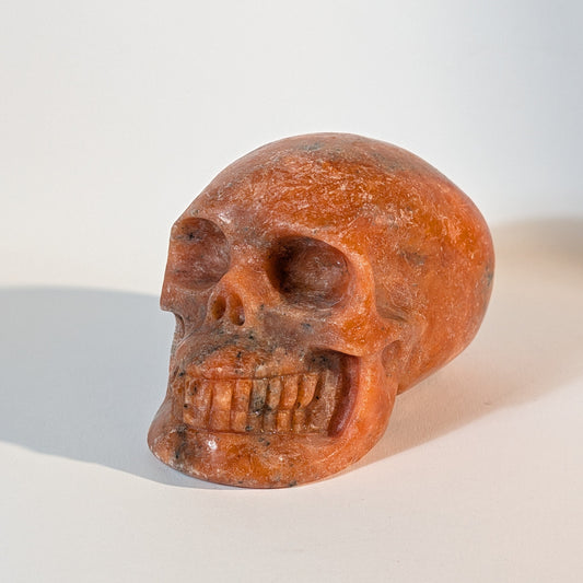 Monumentaler, handgeschnitzter Kristallschädel Holgard aus orange-rotem Sonnenstein (Oligoklas-Feldspat), 1836 Gramm schwer, für pure Lebensfreude.