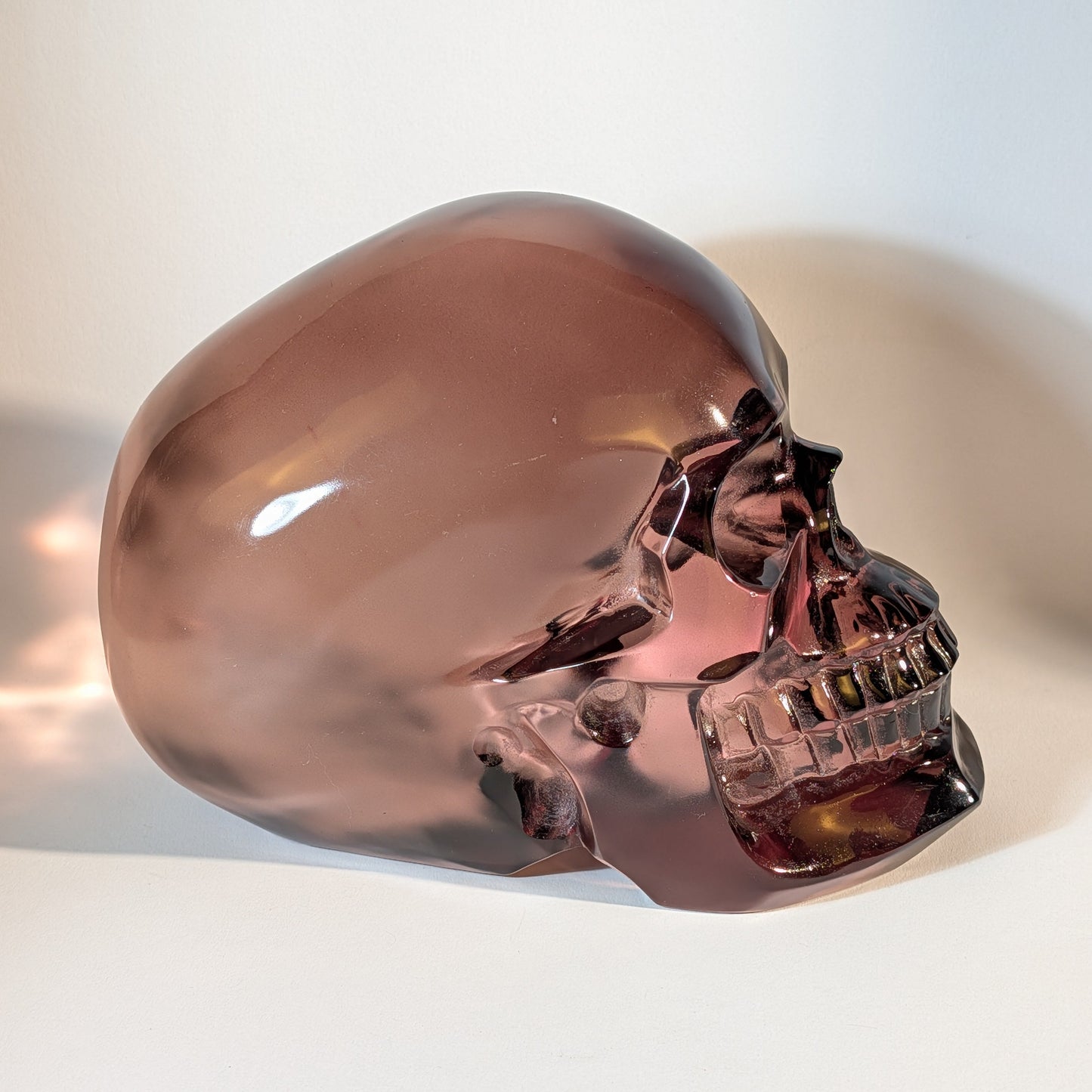 Monumentaler, handgeschnitzter Kristallschädel Vlad aus extrem klarem, dunklem Morion-Rauchquarz, 3844 Gramm schwer, für energetischen Schutz.