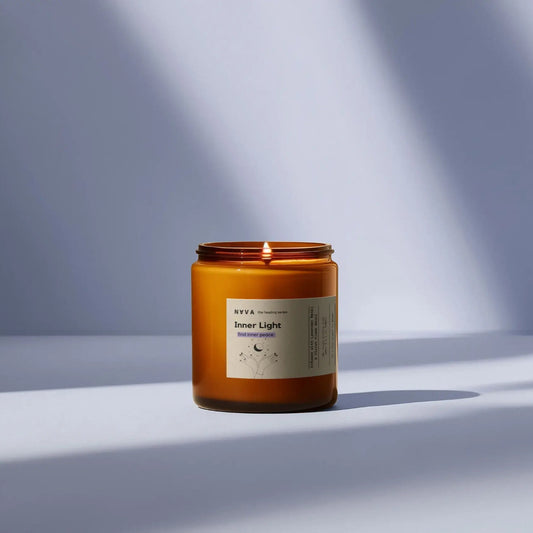 NAVA Bio-Sojakerze "Inneres Licht" mit Lavendel & Vanille, handgegossen in Berlin.
