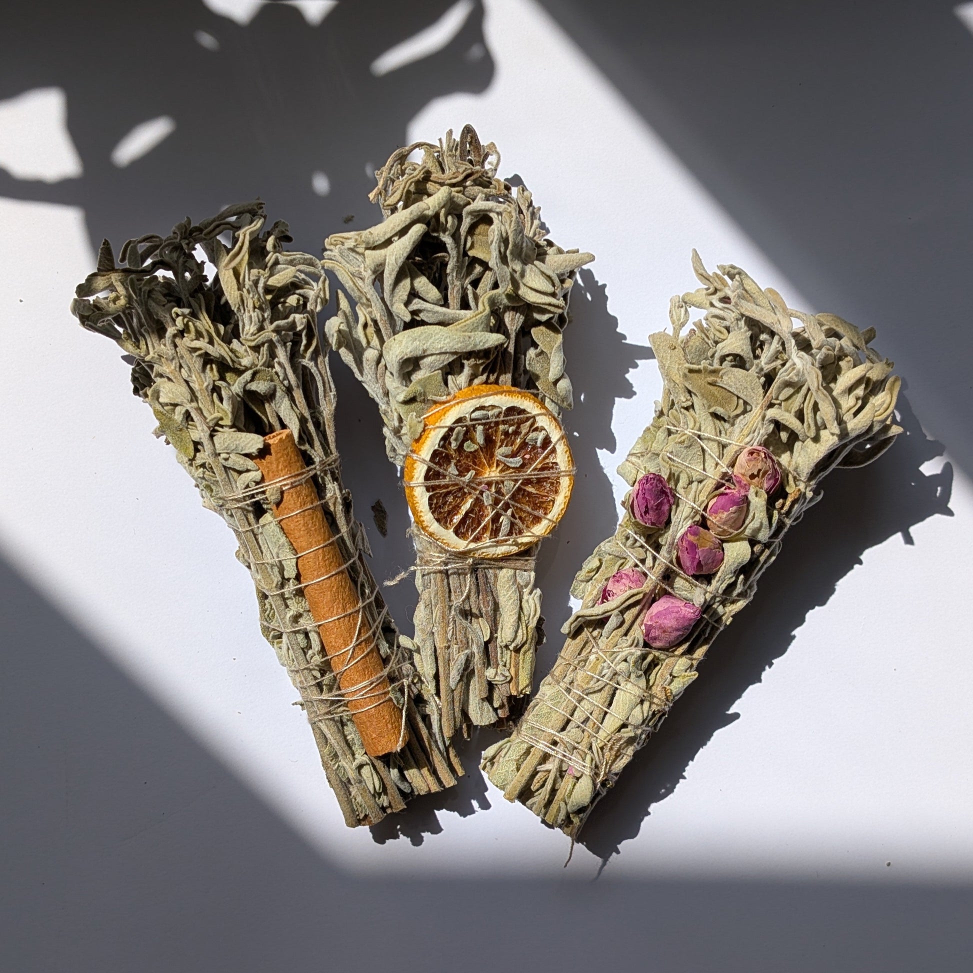NAVA Salbei-Paket mit drei handgefertigten Räucherbündeln, verziert mit Zimt, getrockneter Orange und Blumen.