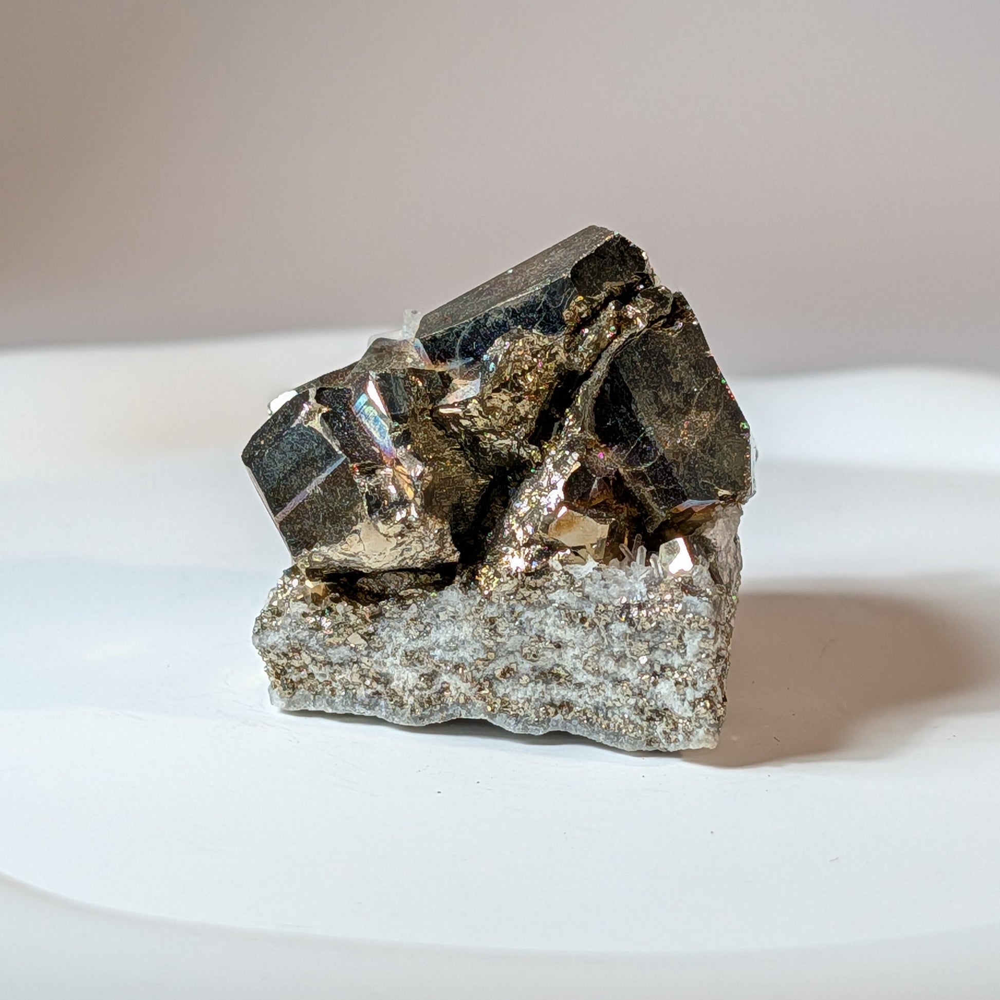 Naturbelassene Bergkristall-Stufe mit großen, spiegelnden Pyrit-Würfeln, 100 Gramm schwer. Heilstein für Reichtum, Fokus und Erfolg.