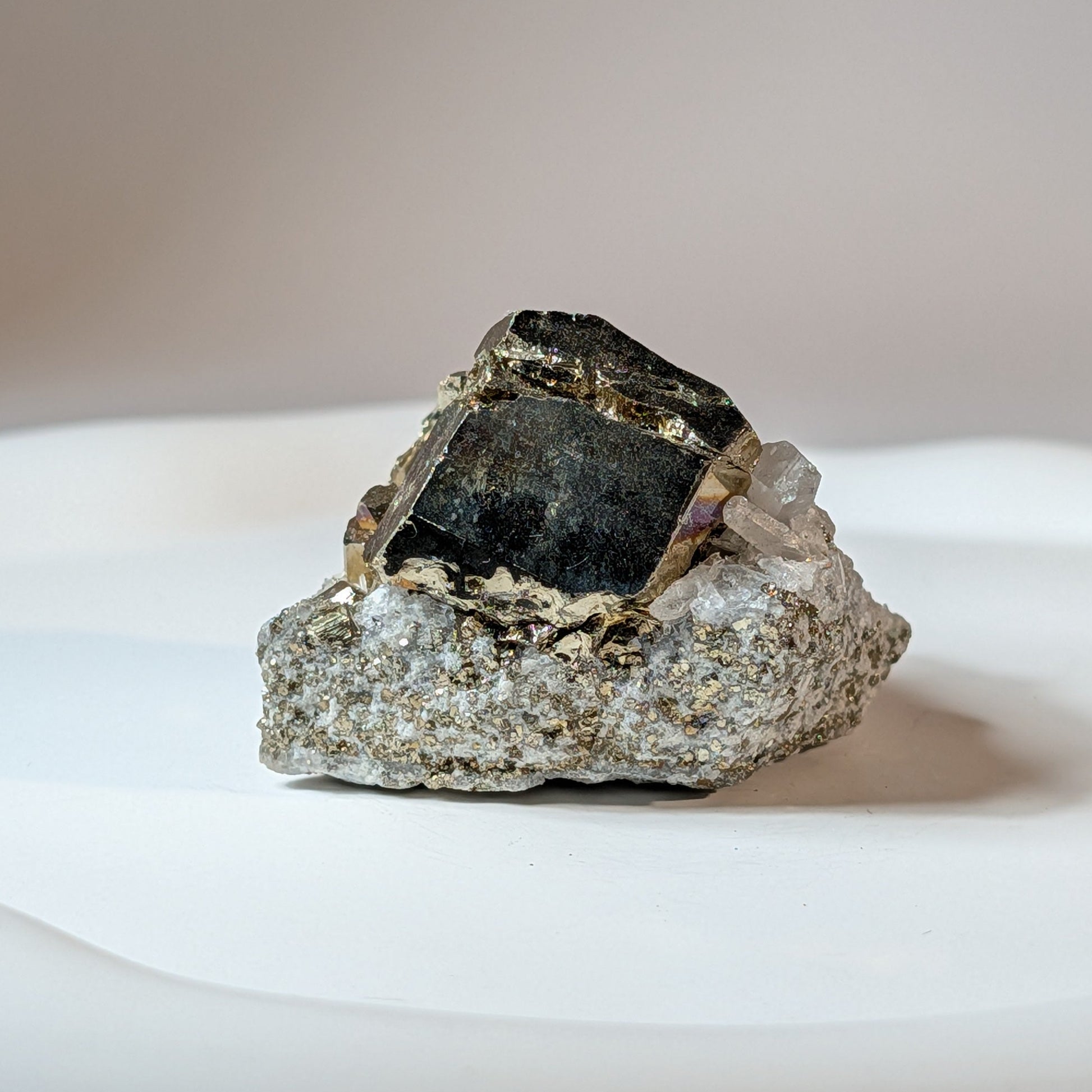 Naturbelassene Bergkristall-Stufe mit großen, spiegelnden Pyrit-Würfeln, 100 Gramm schwer. Heilstein für Reichtum, Fokus und Erfolg.