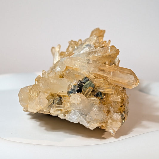 Naturbelassene Mineralienstufe aus klaren Bergkristall-Spitzen mit funkelnden Pyrit-Einschlüssen im Zentrum, 320 Gramm schwer. Kraftstein für Erfolg.