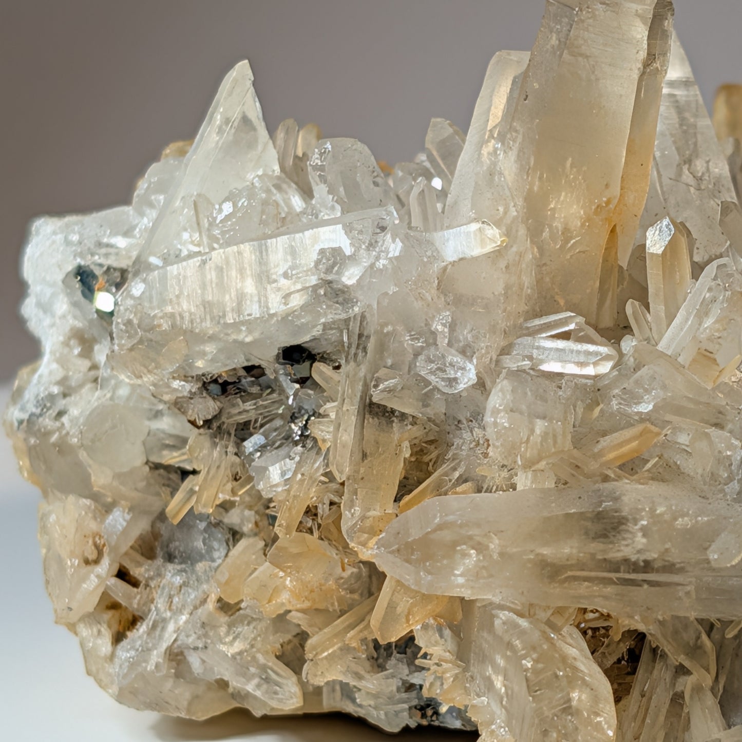 Naturbelassene Mineralienstufe aus klaren Bergkristall-Spitzen mit goldenen Pyrit-Einschlüssen, 442 Gramm schwer. Kraftvoller Heilstein für Manifestation.