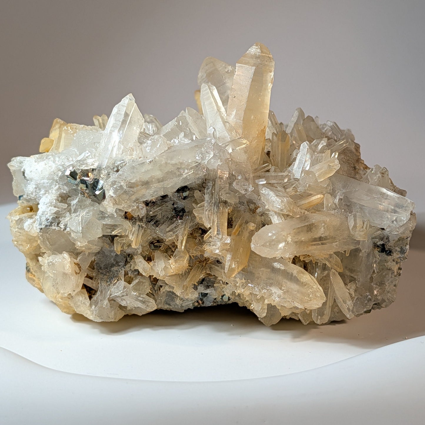 Naturbelassene Mineralienstufe aus klaren Bergkristall-Spitzen mit goldenen Pyrit-Einschlüssen, 442 Gramm schwer. Kraftvoller Heilstein für Manifestation.