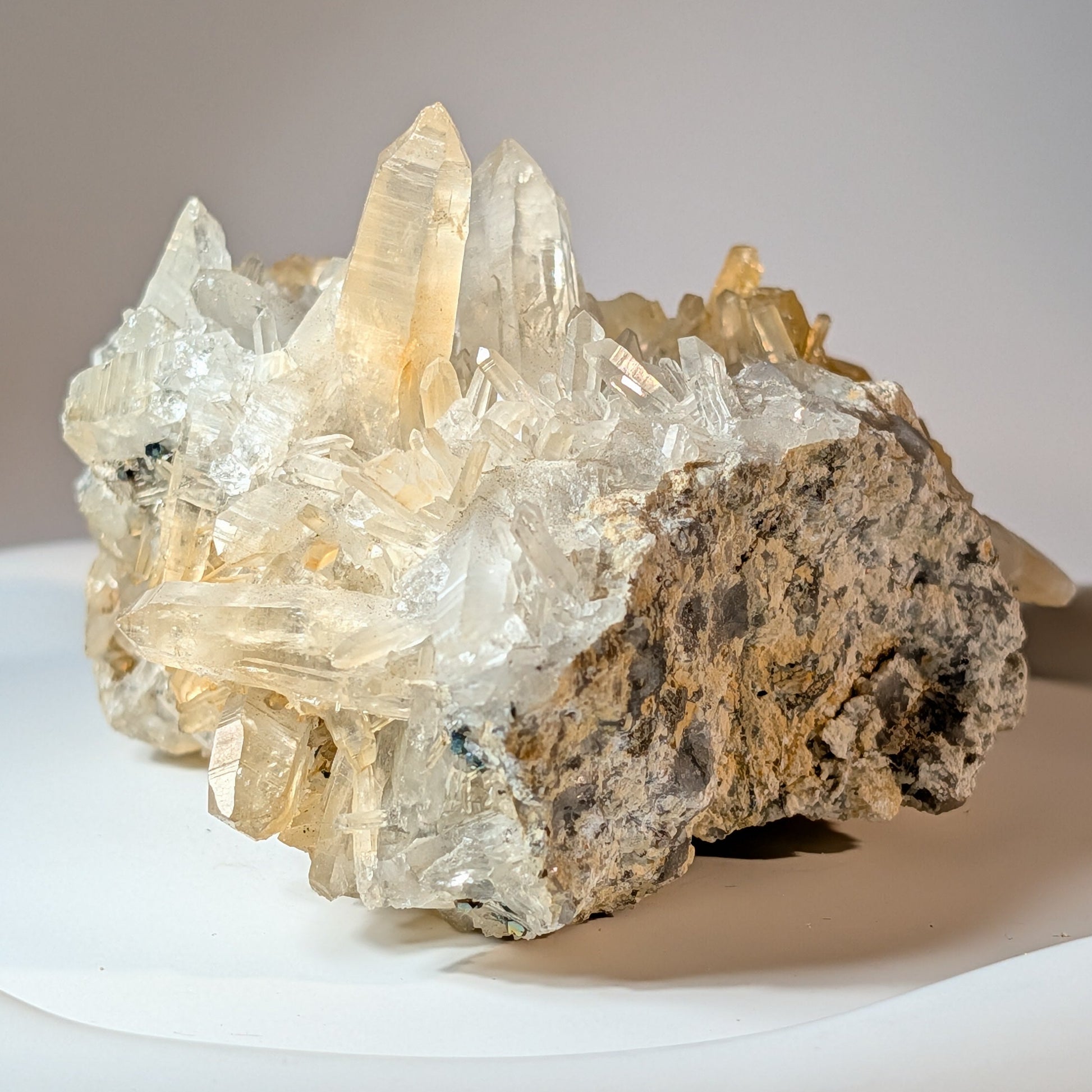 Naturbelassene Mineralienstufe aus klaren Bergkristall-Spitzen mit goldenen Pyrit-Einschlüssen, 442 Gramm schwer. Kraftvoller Heilstein für Manifestation.