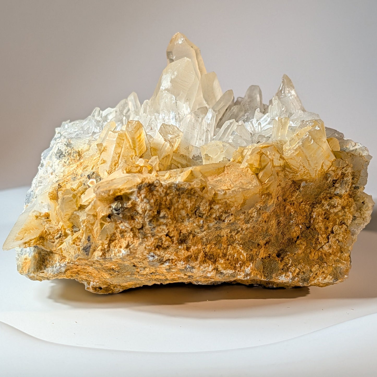 Naturbelassene Mineralienstufe aus klaren Bergkristall-Spitzen mit goldenen Pyrit-Einschlüssen, 442 Gramm schwer. Kraftvoller Heilstein für Manifestation.
