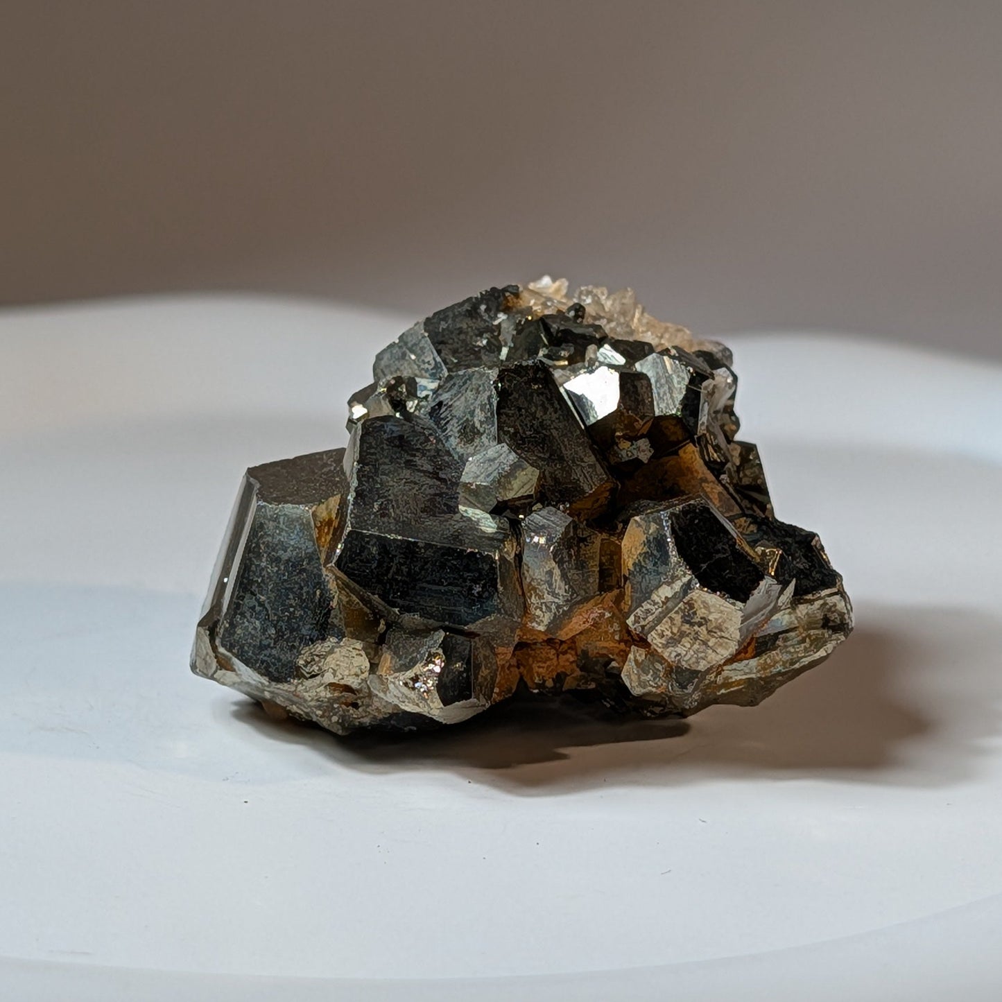 Naturbelassener Pyrit Cluster mit scharfen, ineinandergreifenden Würfeln, 76 Gramm schwer. Kraftvoller Heilstein für Reichtum und Struktur.
