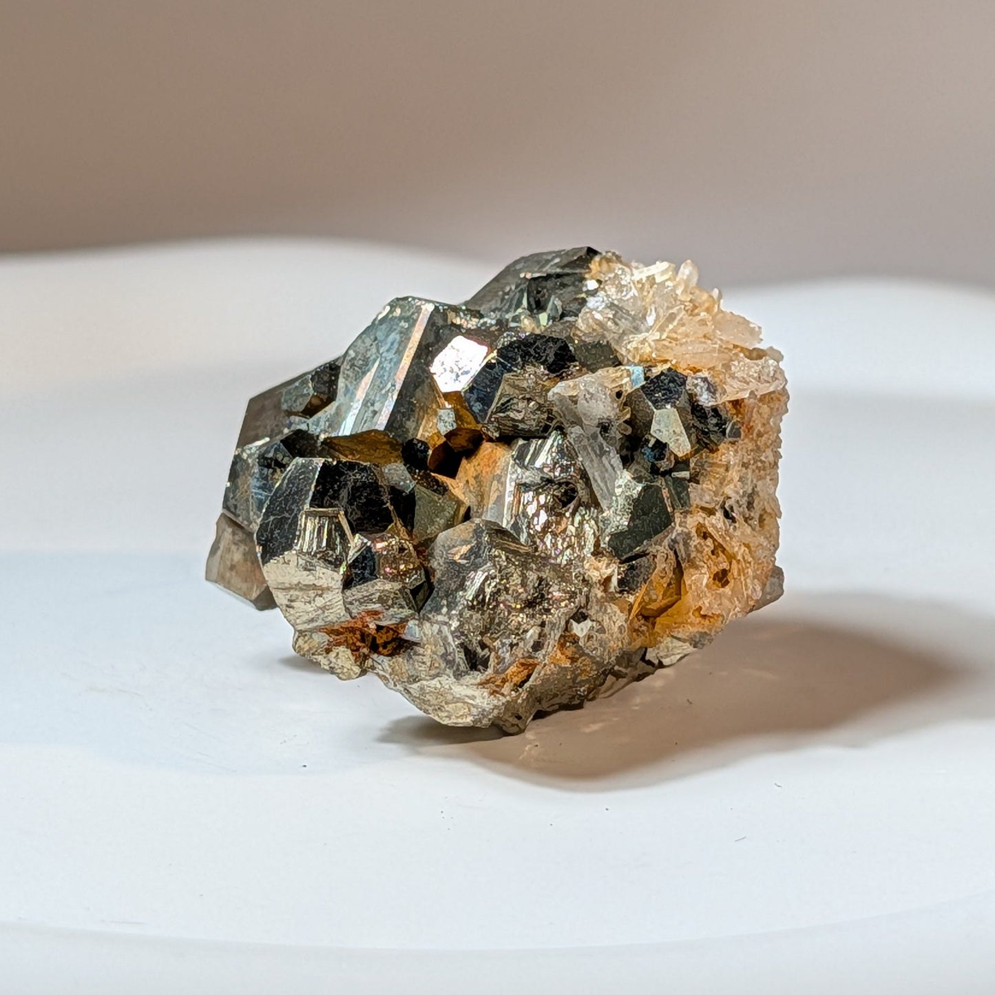 Naturbelassener Pyrit Cluster mit scharfen, ineinandergreifenden Würfeln, 76 Gramm schwer. Kraftvoller Heilstein für Reichtum und Struktur.