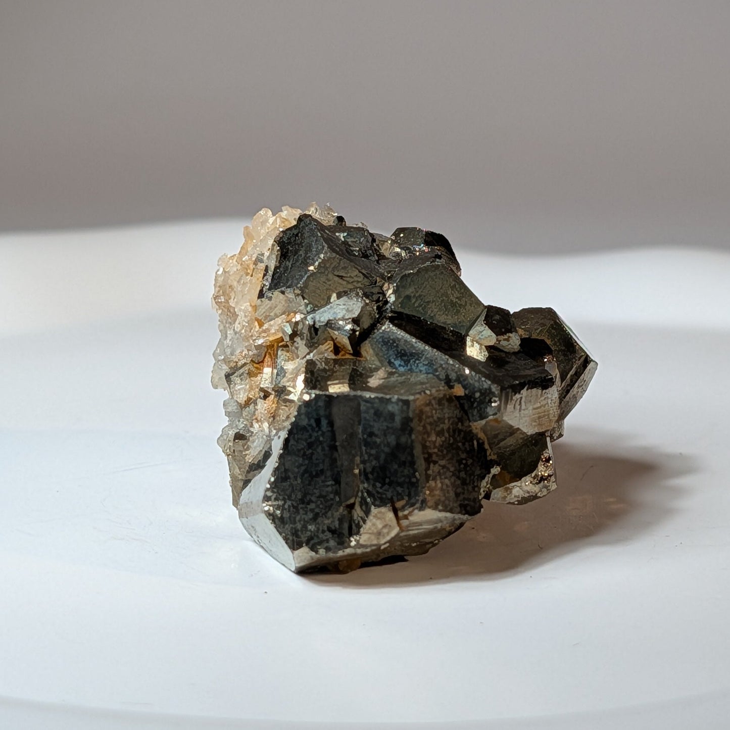 Naturbelassener Pyrit Cluster mit scharfen, ineinandergreifenden Würfeln, 76 Gramm schwer. Kraftvoller Heilstein für Reichtum und Struktur.