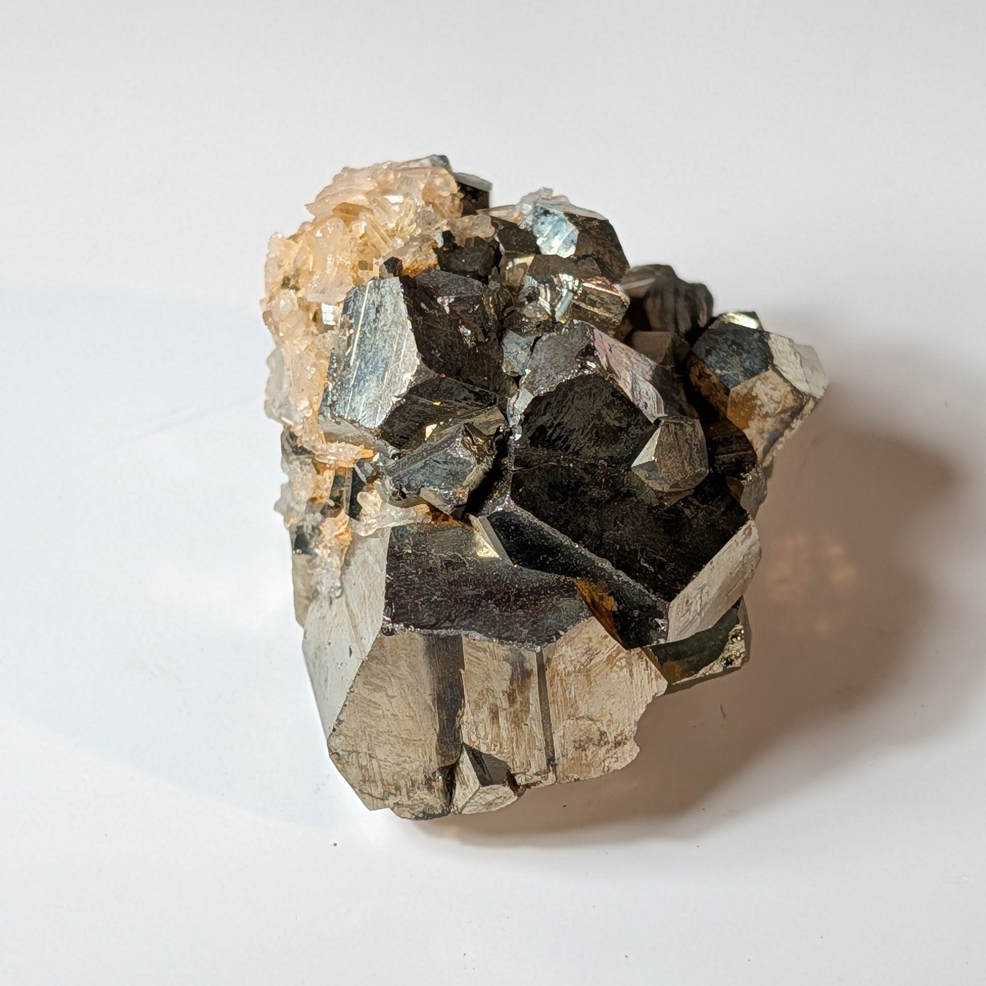 Naturbelassener Pyrit Cluster mit scharfen, ineinandergreifenden Würfeln, 76 Gramm schwer. Kraftvoller Heilstein für Reichtum und Struktur.