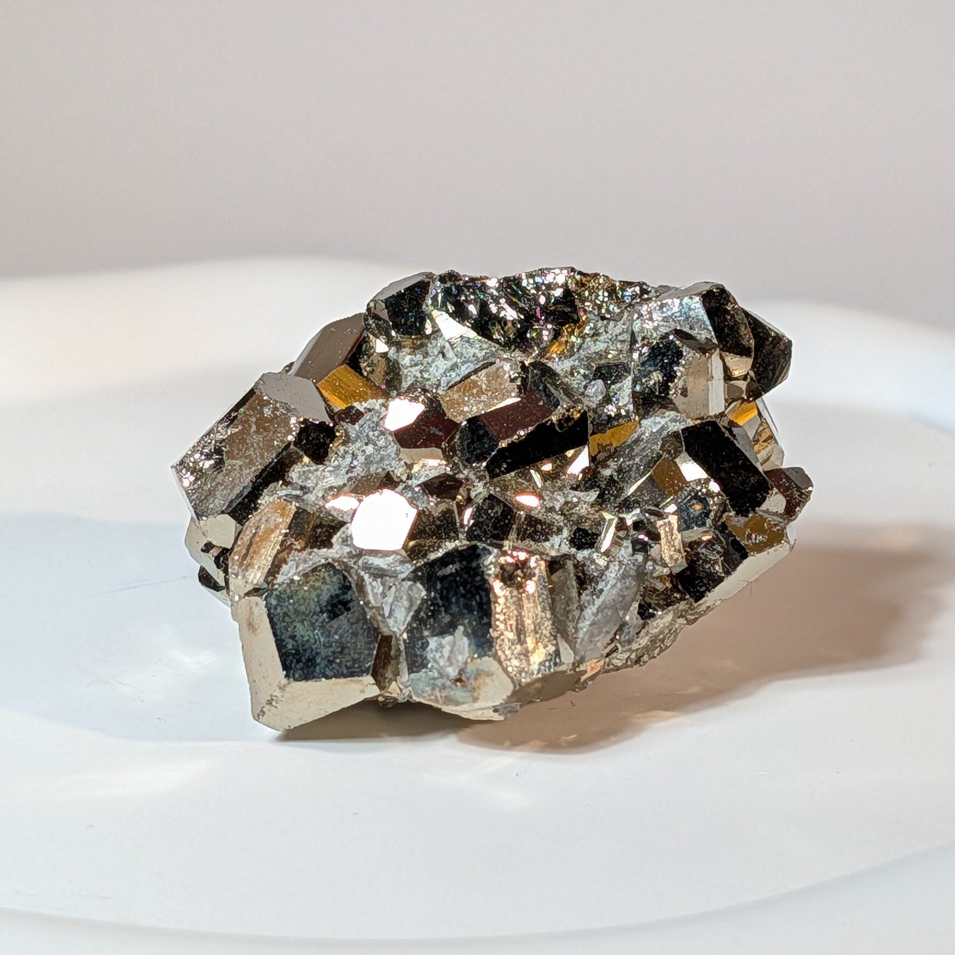 Naturbelassener, goldglänzender Pyrit Kristall Cluster, 118 Gramm schwer. Kraftvoller Heilstein für Reichtum und Manifestation.