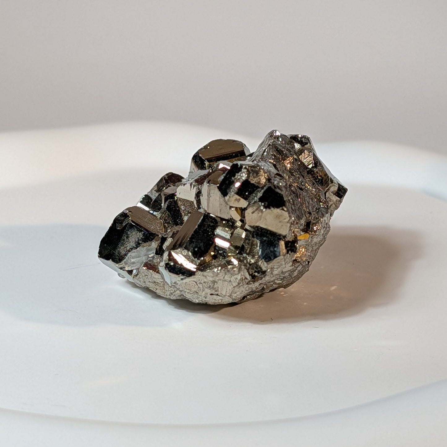 Naturbelassener, goldglänzender Pyrit Kristall Cluster, 118 Gramm schwer. Kraftvoller Heilstein für Reichtum und Manifestation.