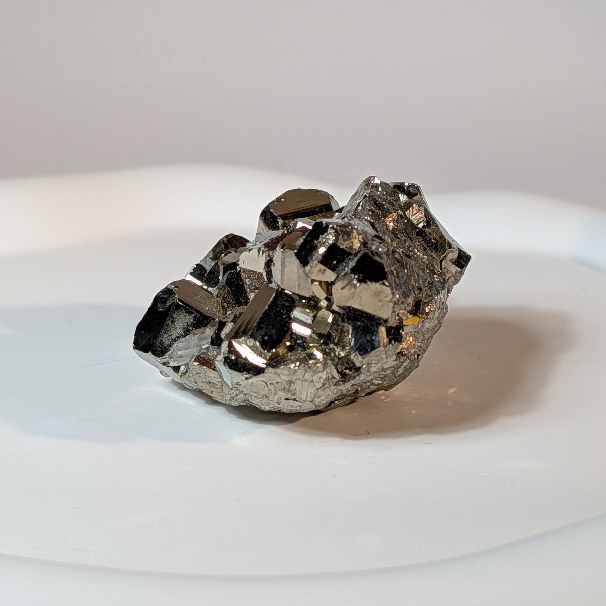 Naturbelassener, goldglänzender Pyrit Kristall Cluster, 118 Gramm schwer. Kraftvoller Heilstein für Reichtum und Manifestation.