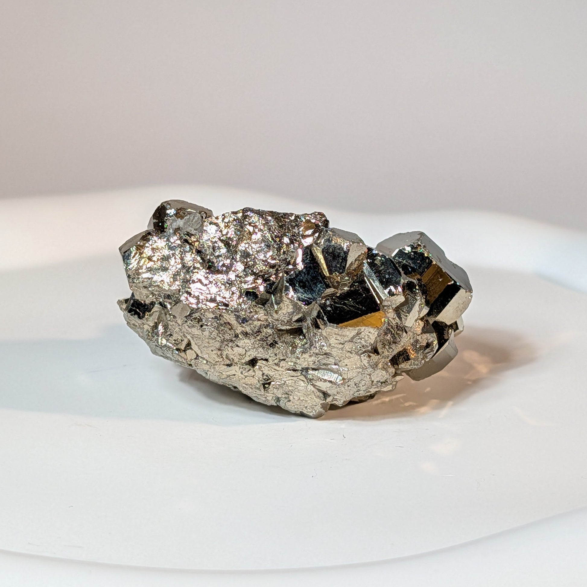 Naturbelassener, goldglänzender Pyrit Kristall Cluster, 118 Gramm schwer. Kraftvoller Heilstein für Reichtum und Manifestation.