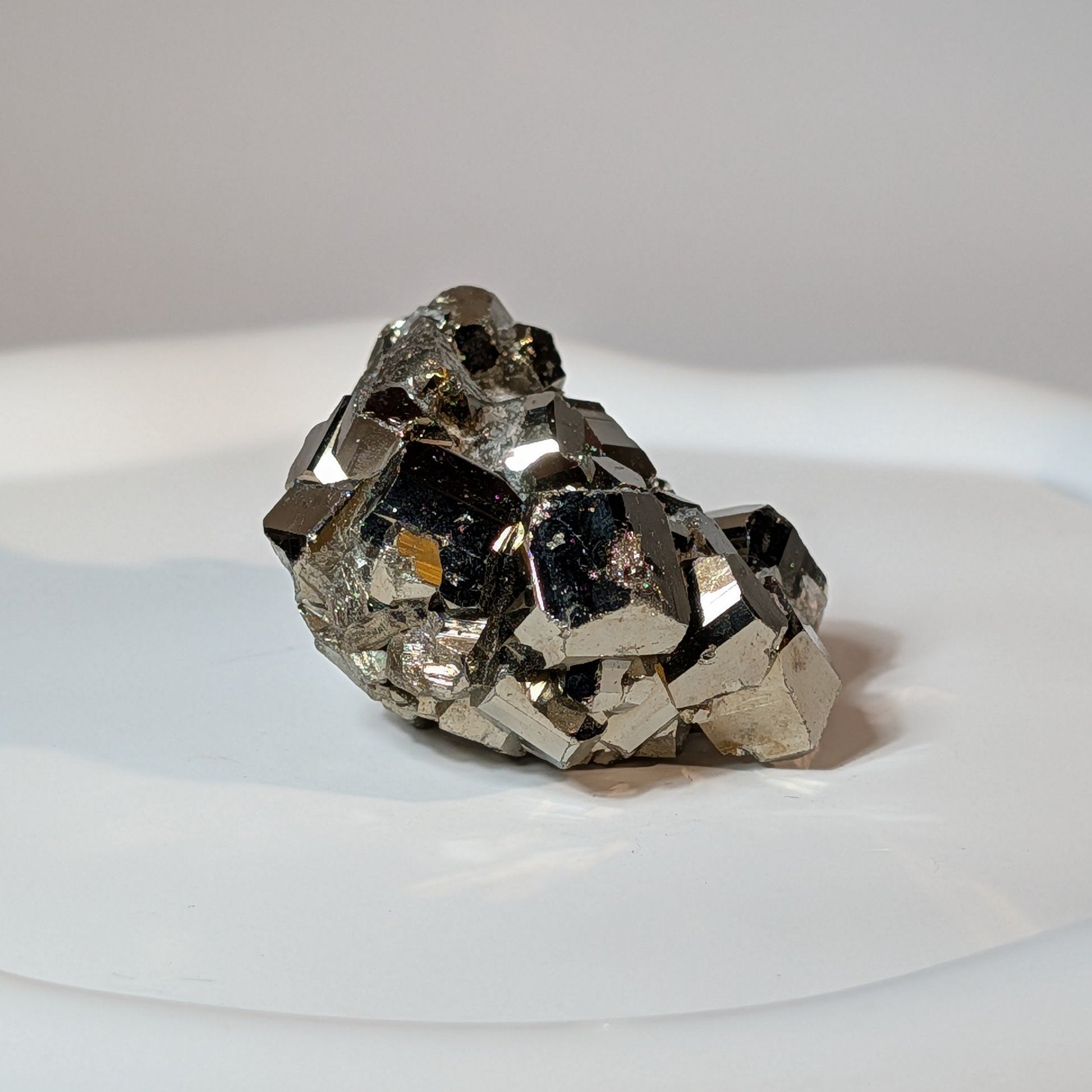 Naturbelassener, goldglänzender Pyrit Kristall Cluster, 118 Gramm schwer. Kraftvoller Heilstein für Reichtum und Manifestation.