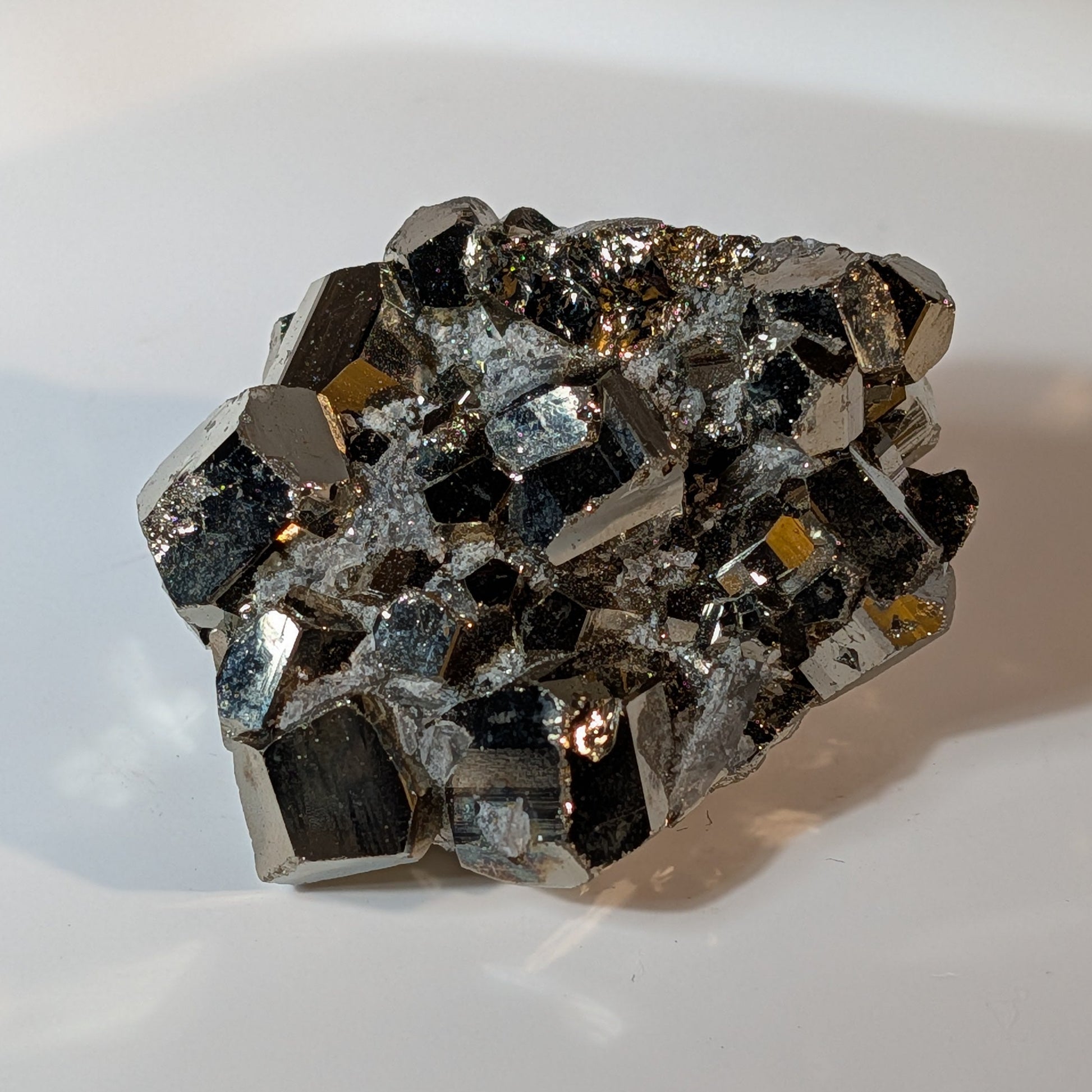 Naturbelassener, goldglänzender Pyrit Kristall Cluster, 118 Gramm schwer. Kraftvoller Heilstein für Reichtum und Manifestation.