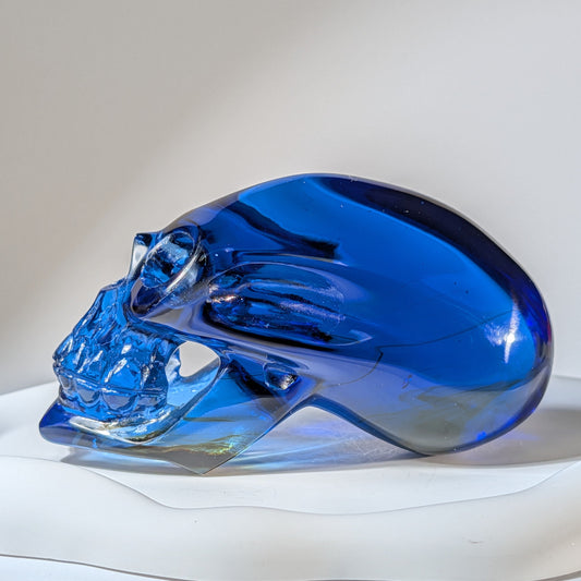 Handgeschliffener Kristallschädel aus tiefblauem Alchemie-Glas für Trance und Magie, 602g - Temple of Desire