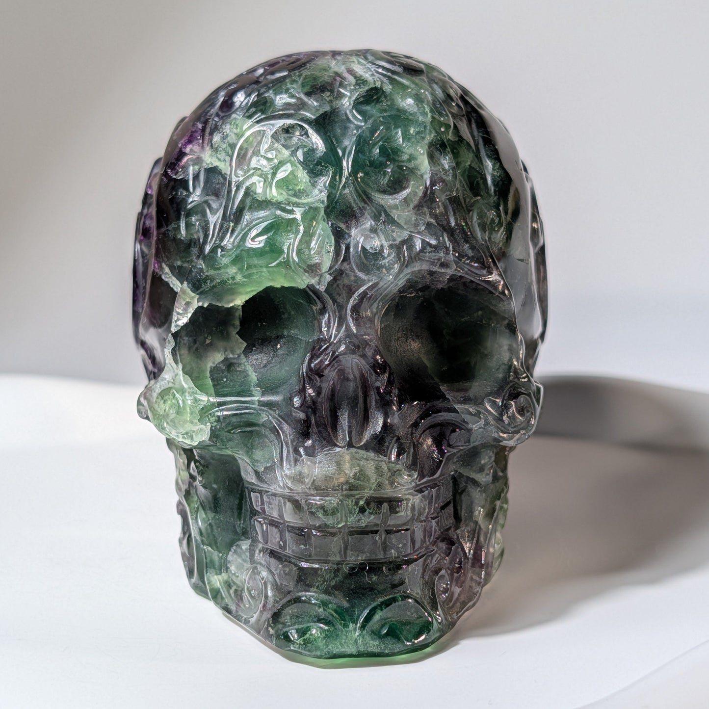 Vollflächig handgravierter Kristallschädel aus grün-violettem Fluorit mit floralen Labyrinth-Mustern, 642g für Fokus und Schutz - Temple of Desire