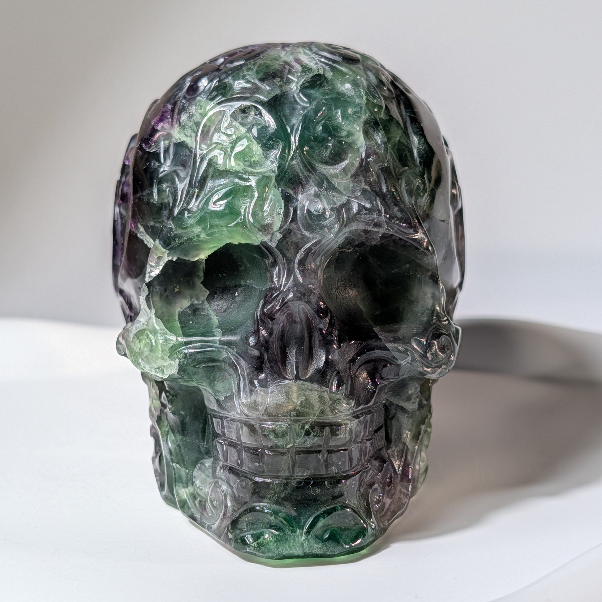 Vollflächig handgravierter Kristallschädel aus grün-violettem Fluorit mit floralen Labyrinth-Mustern, 642g für Fokus und Schutz - Temple of Desire