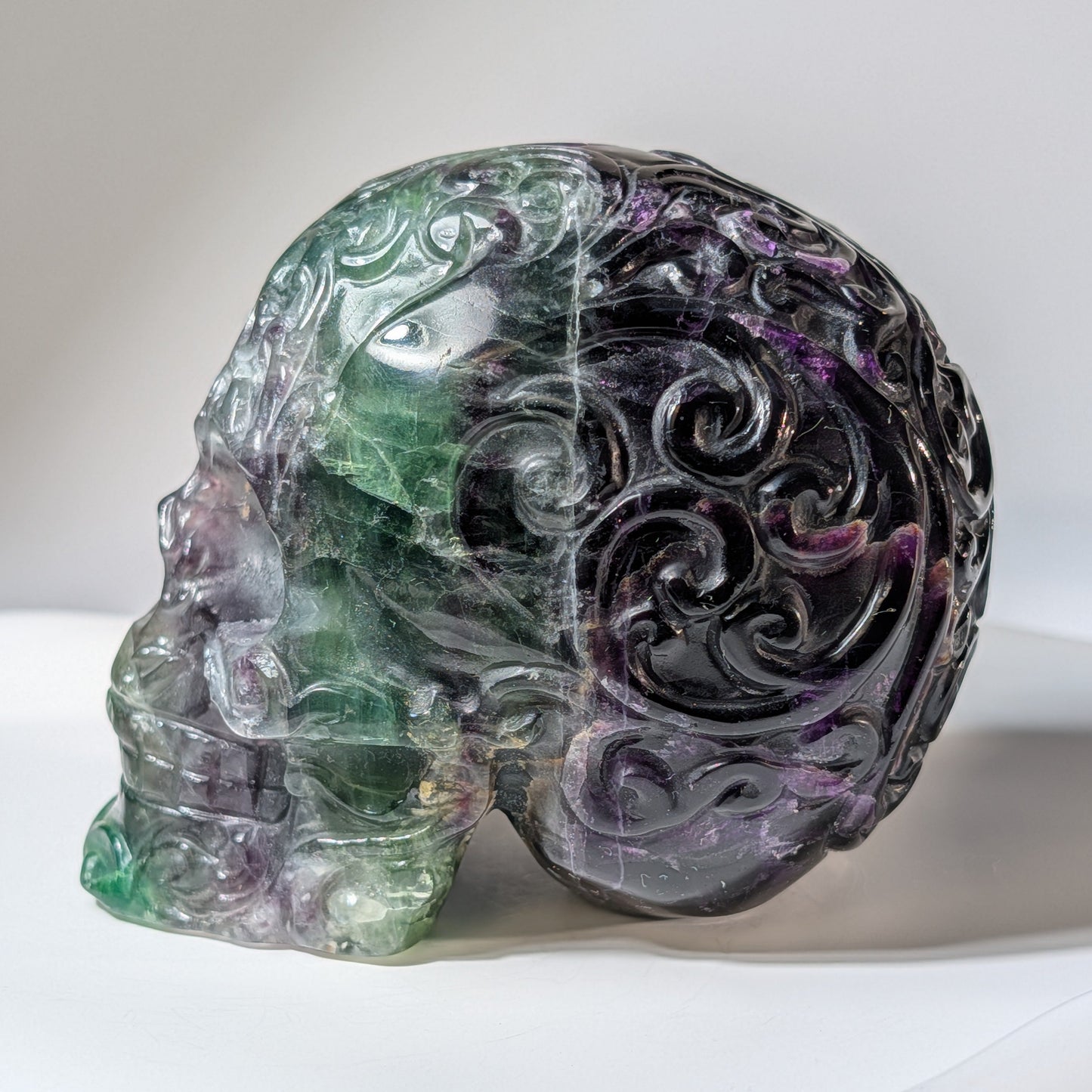 Vollflächig handgravierter Kristallschädel aus grün-violettem Fluorit mit floralen Labyrinth-Mustern, 642g für Fokus und Schutz - Temple of Desire