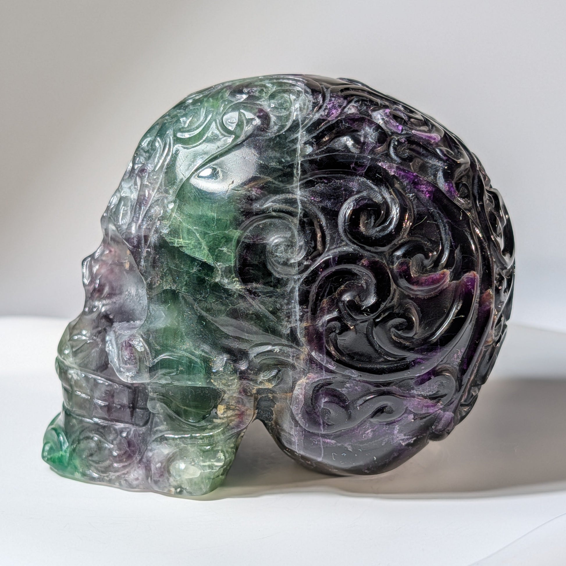 Vollflächig handgravierter Kristallschädel aus grün-violettem Fluorit mit floralen Labyrinth-Mustern, 642g für Fokus und Schutz - Temple of Desire