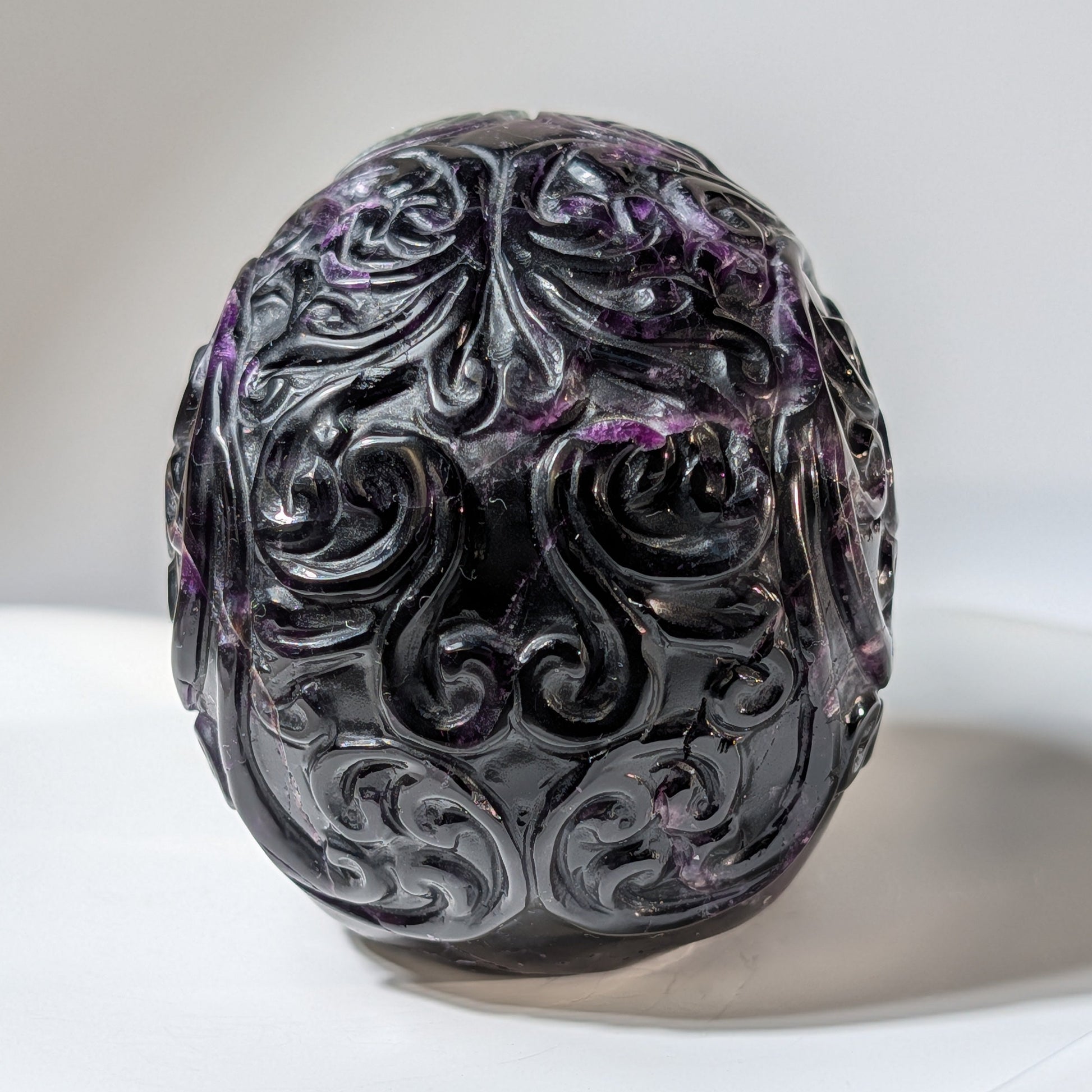 Vollflächig handgravierter Kristallschädel aus grün-violettem Fluorit mit floralen Labyrinth-Mustern, 642g für Fokus und Schutz - Temple of Desire