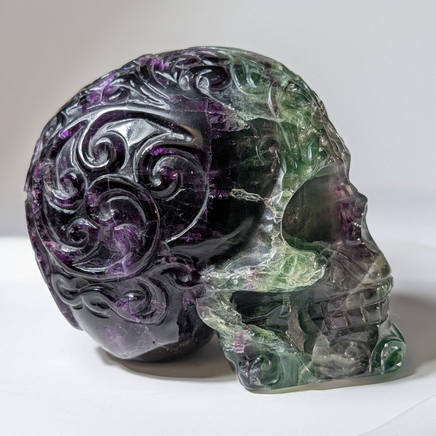 Vollflächig handgravierter Kristallschädel aus grün-violettem Fluorit mit floralen Labyrinth-Mustern, 642g für Fokus und Schutz - Temple of Desire