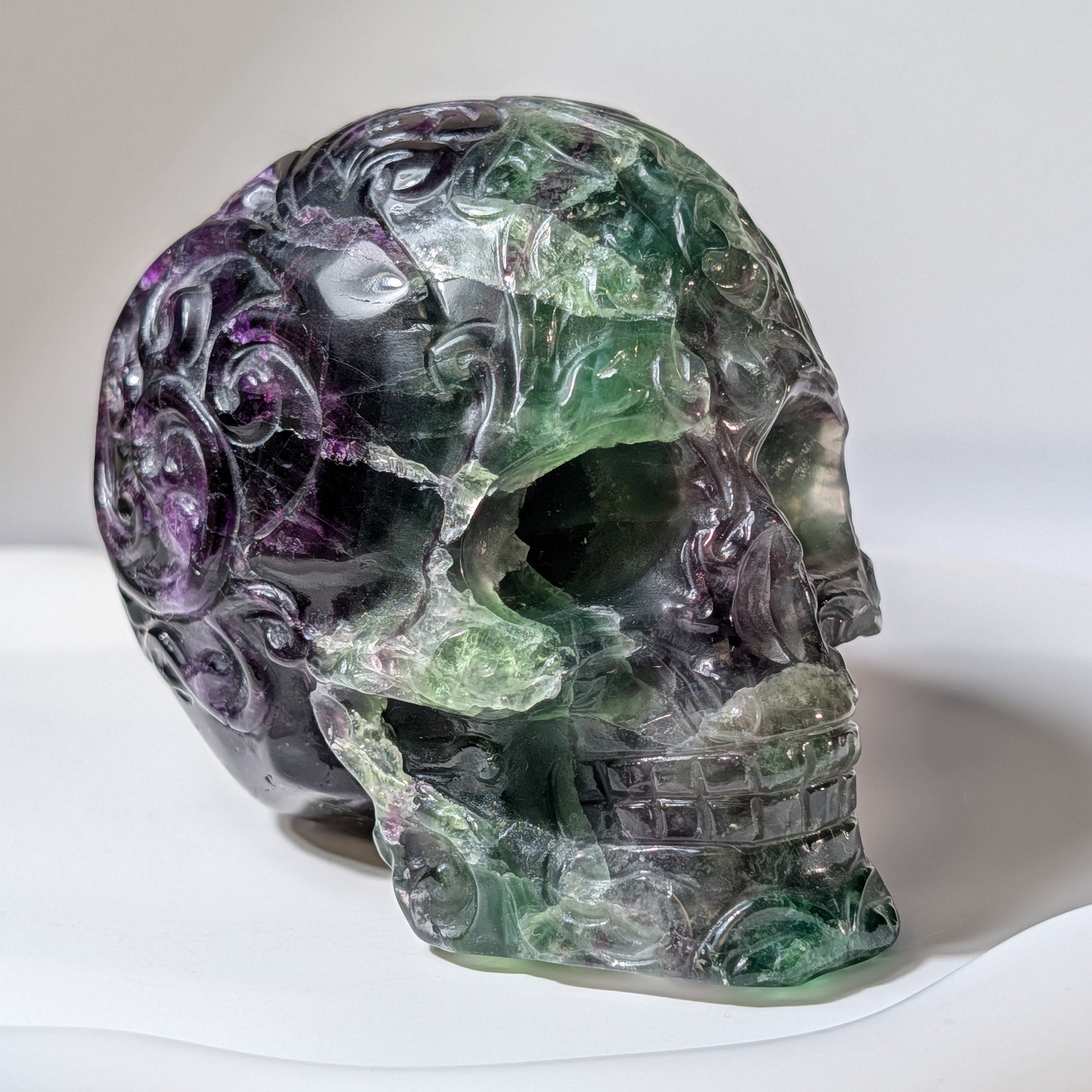 Vollflächig handgravierter Kristallschädel aus grün-violettem Fluorit mit floralen Labyrinth-Mustern, 642g für Fokus und Schutz - Temple of Desire