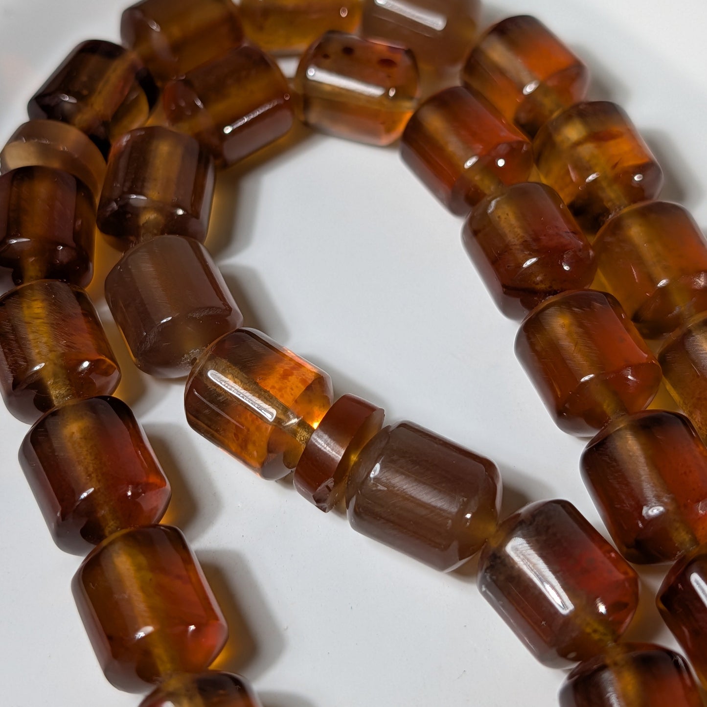 Exklusive, handgefertigte Gebetskette (Mala/Tasbih) aus honigfarbenem Bernstein in Walzenform mit roter Quaste, 50g für Meditation und Schutz - Temple of Desire