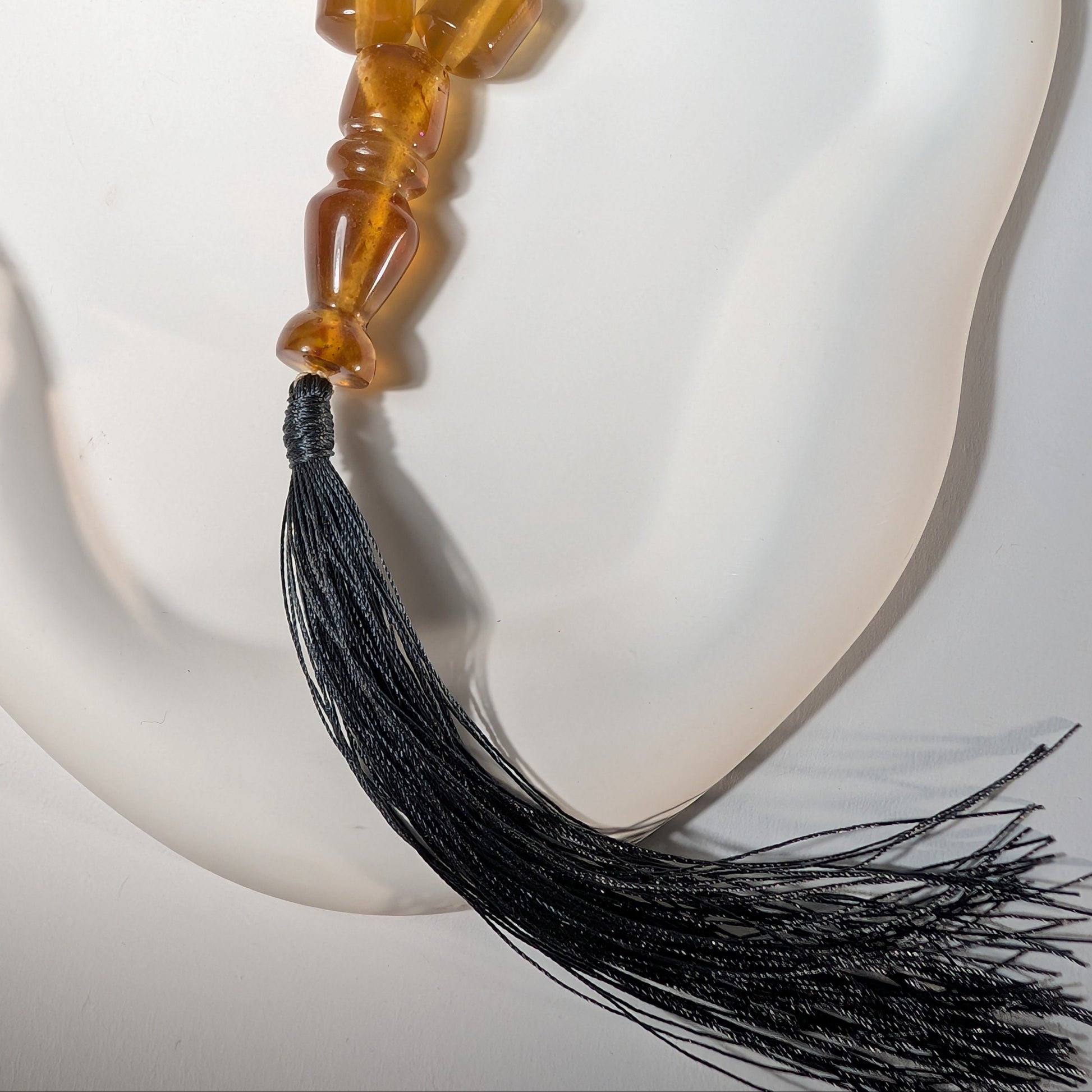 Handgefertigte Gebetskette (Mala/Tasbih) aus honigfarbenem Bernstein in Walzenform mit tiefgrüner Quaste, 50g für Herzheilung und Meditation - Temple of Desire