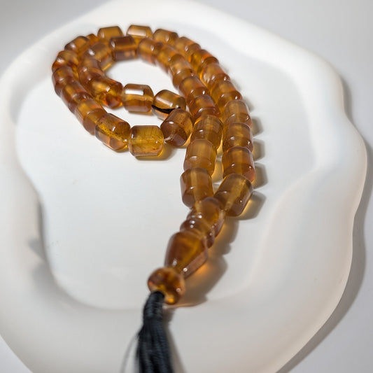 Handgefertigte Gebetskette (Mala/Tasbih) aus honigfarbenem Bernstein in Walzenform mit tiefgrüner Quaste, 50g für Herzheilung und Meditation - Temple of Desire