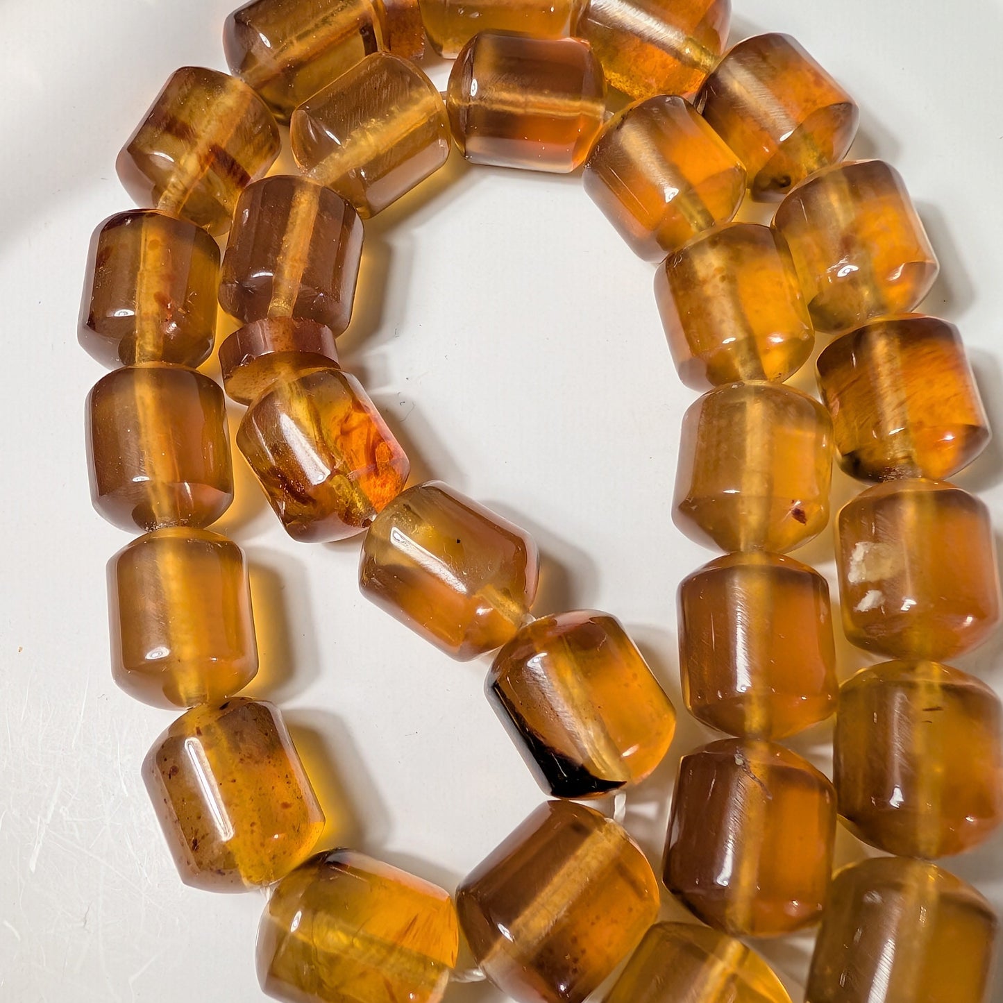 Handgefertigte Gebetskette (Mala/Tasbih) aus honigfarbenem Bernstein in Walzenform mit tiefgrüner Quaste, 50g für Herzheilung und Meditation - Temple of Desire