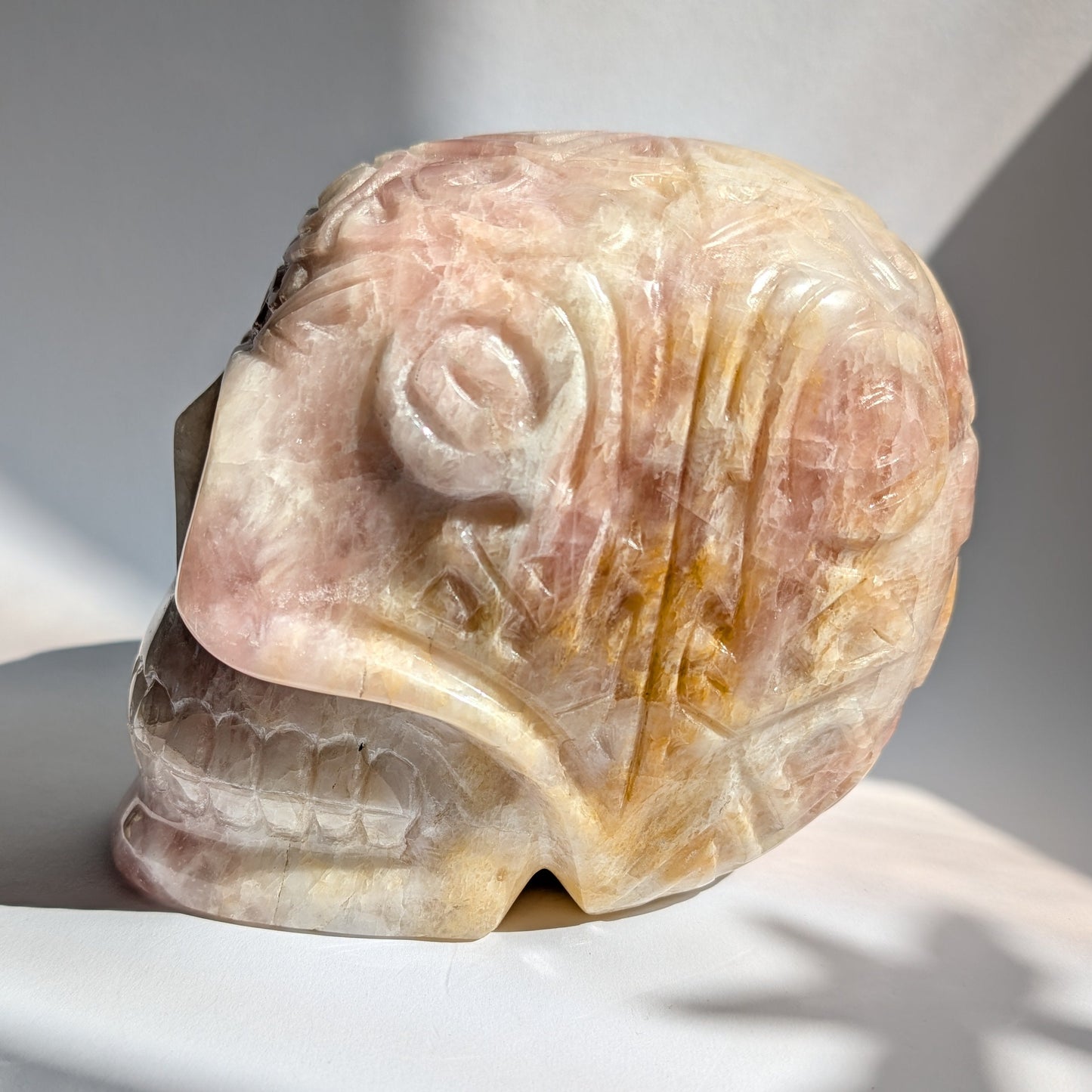Vollflächig gravierter Kristallschädel aus Rosa Calcit, 4,75kg mit mesoamerikanischen Mustern für schamanische Arbeit - Temple of Desire