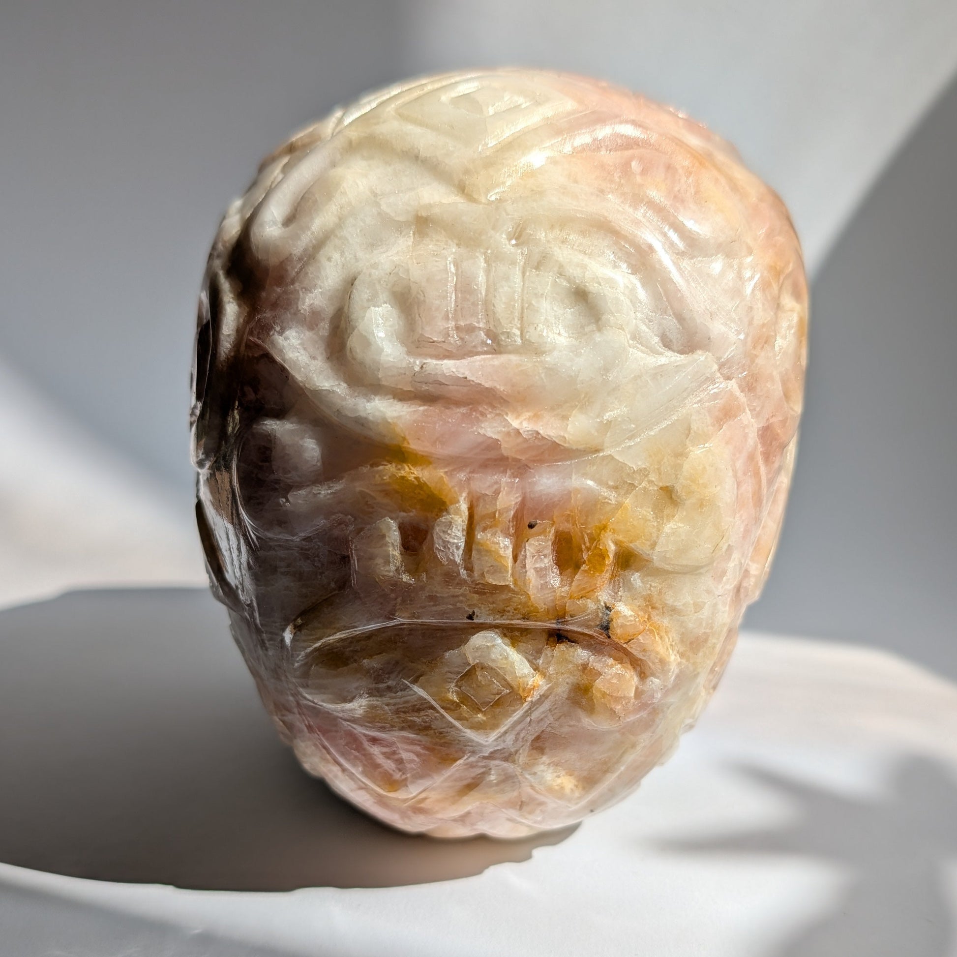 Vollflächig gravierter Kristallschädel aus Rosa Calcit, 4,75kg mit mesoamerikanischen Mustern für schamanische Arbeit - Temple of Desire
