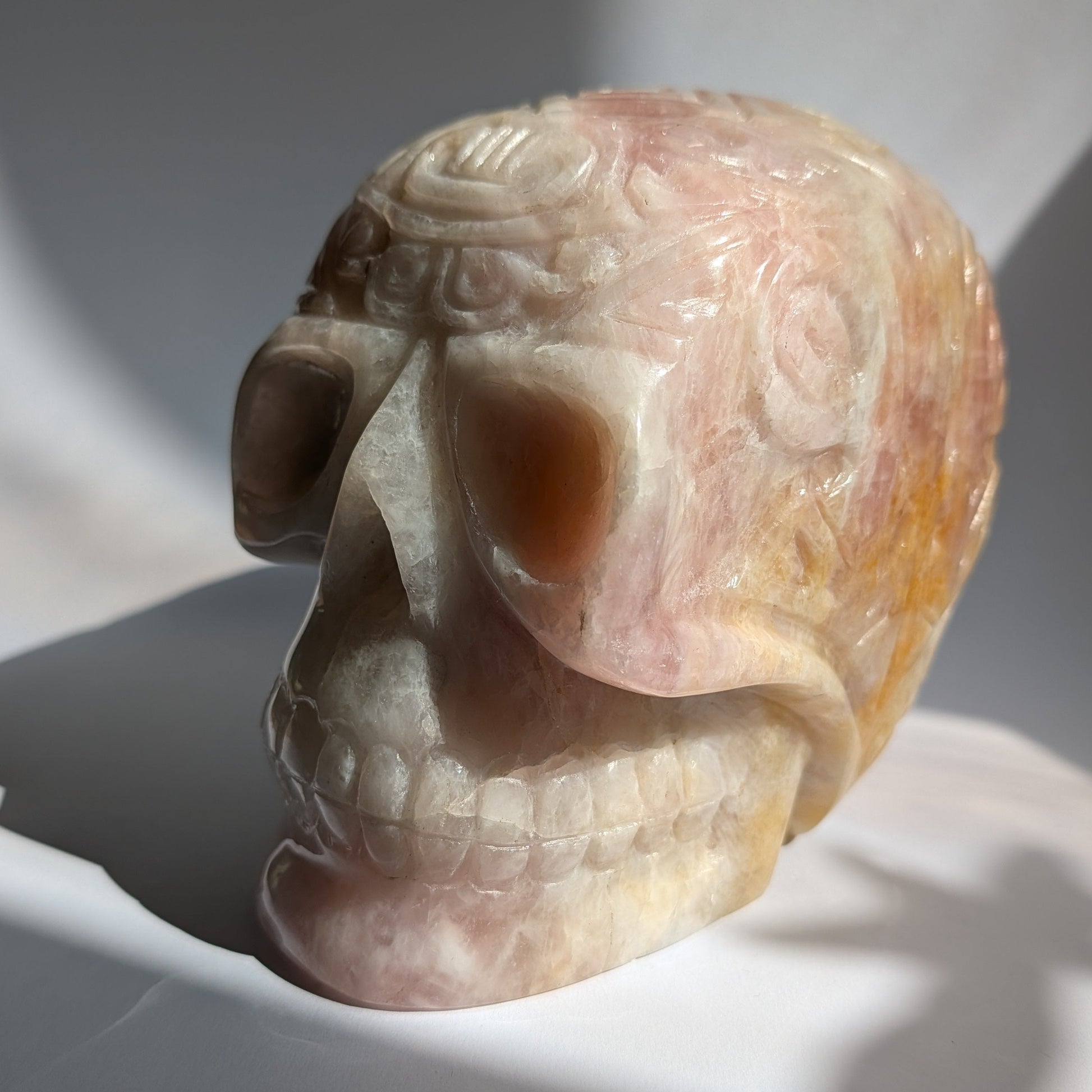 Vollflächig gravierter Kristallschädel aus Rosa Calcit, 4,75kg mit mesoamerikanischen Mustern für schamanische Arbeit - Temple of Desire