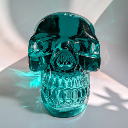 Monumentaler Kristallschädel aus blaugrünem Alchemie-Glas, 6,17kg für tiefgreifende Trance und ozeanische Energie - Temple of Desire