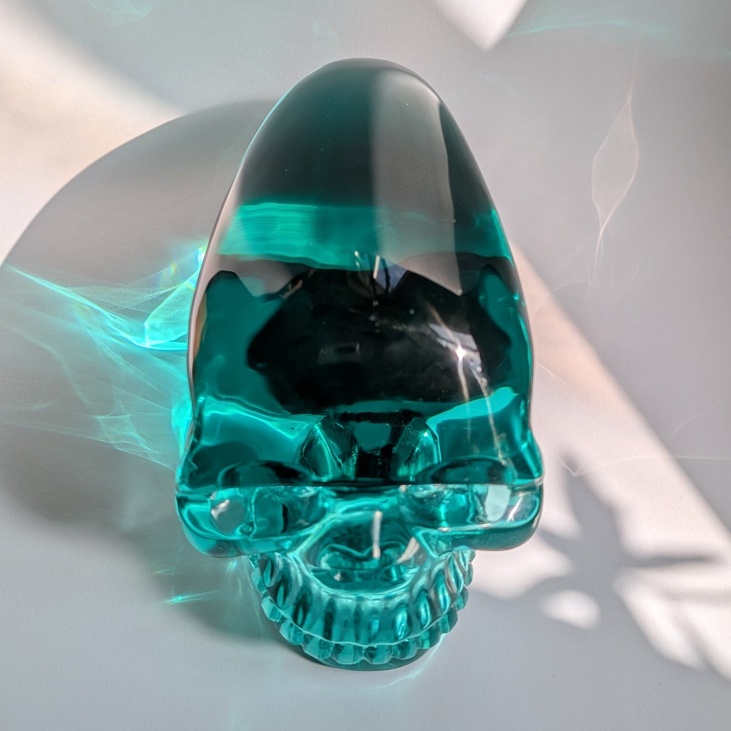 Monumentaler Kristallschädel aus blaugrünem Alchemie-Glas, 6,17kg für tiefgreifende Trance und ozeanische Energie - Temple of Desire