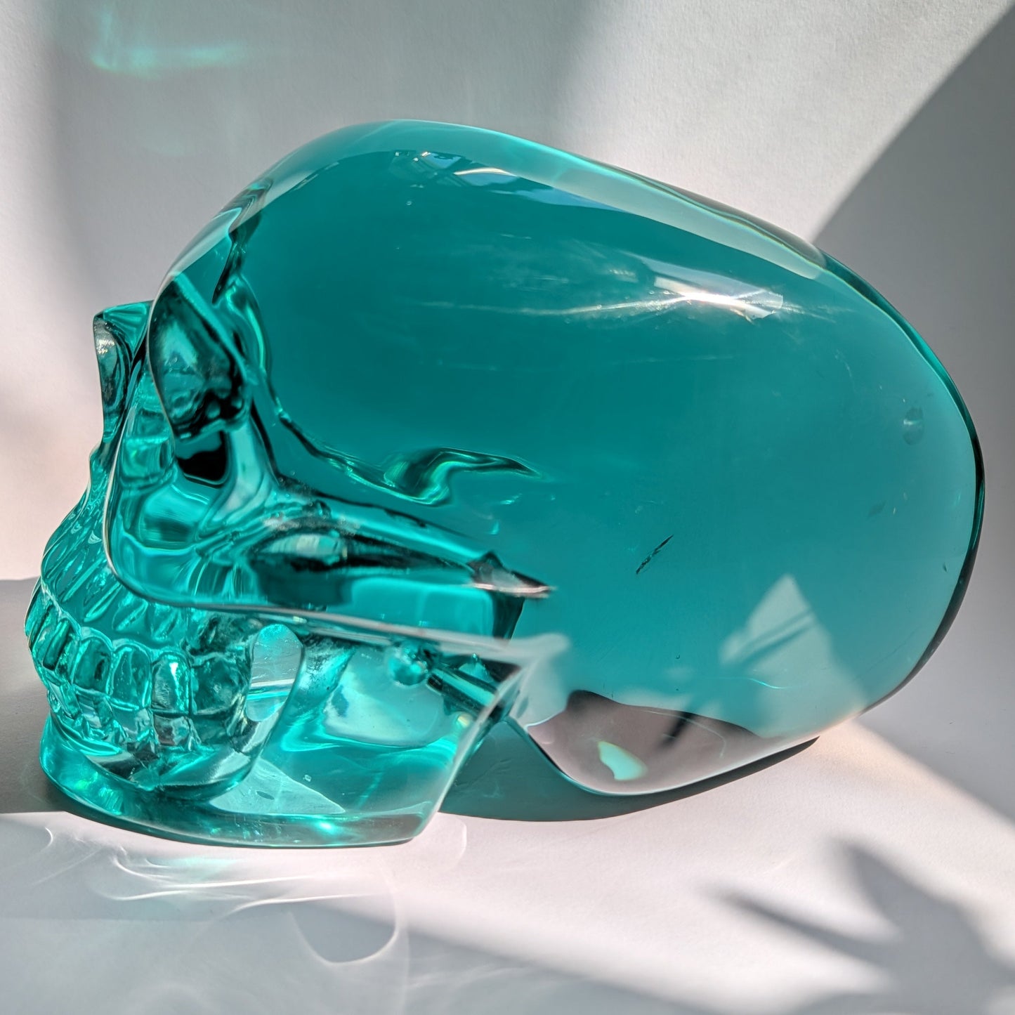 Monumentaler Kristallschädel aus blaugrünem Alchemie-Glas, 6,17kg für tiefgreifende Trance und ozeanische Energie - Temple of Desire