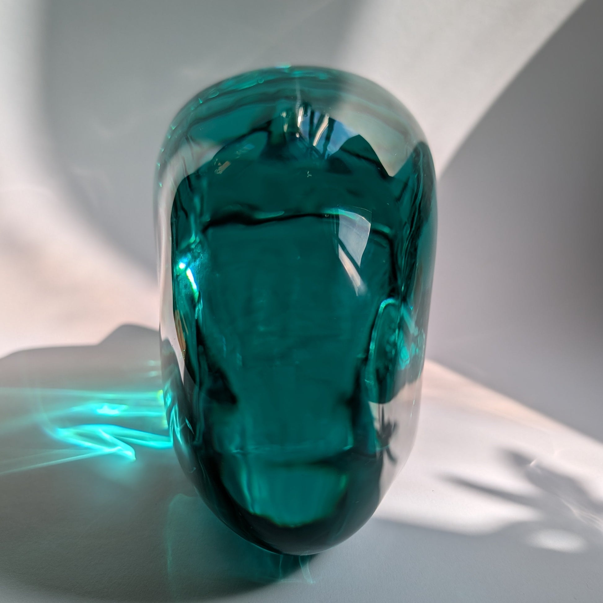 Monumentaler Kristallschädel aus blaugrünem Alchemie-Glas, 6,17kg für tiefgreifende Trance und ozeanische Energie - Temple of Desire