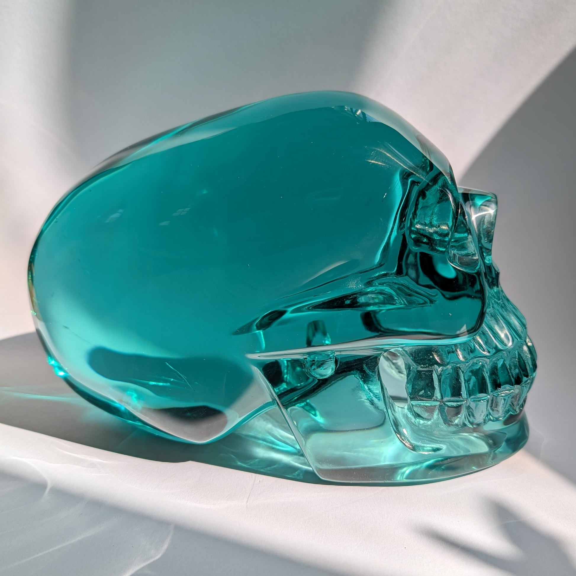 Monumentaler Kristallschädel aus blaugrünem Alchemie-Glas, 6,17kg für tiefgreifende Trance und ozeanische Energie - Temple of Desire