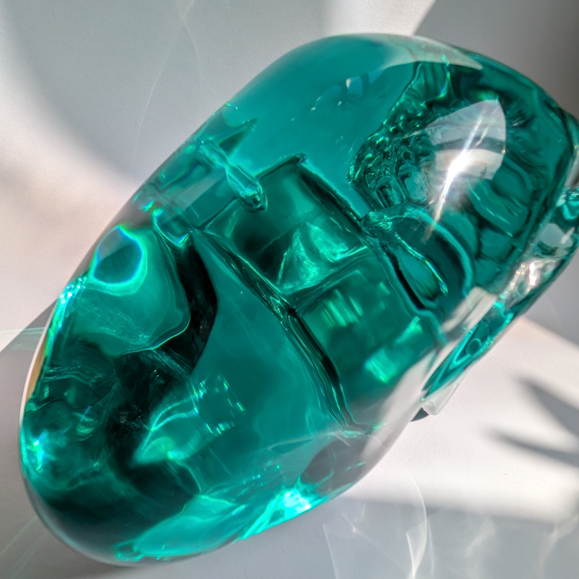 Monumentaler Kristallschädel aus blaugrünem Alchemie-Glas, 6,17kg für tiefgreifende Trance und ozeanische Energie - Temple of Desire